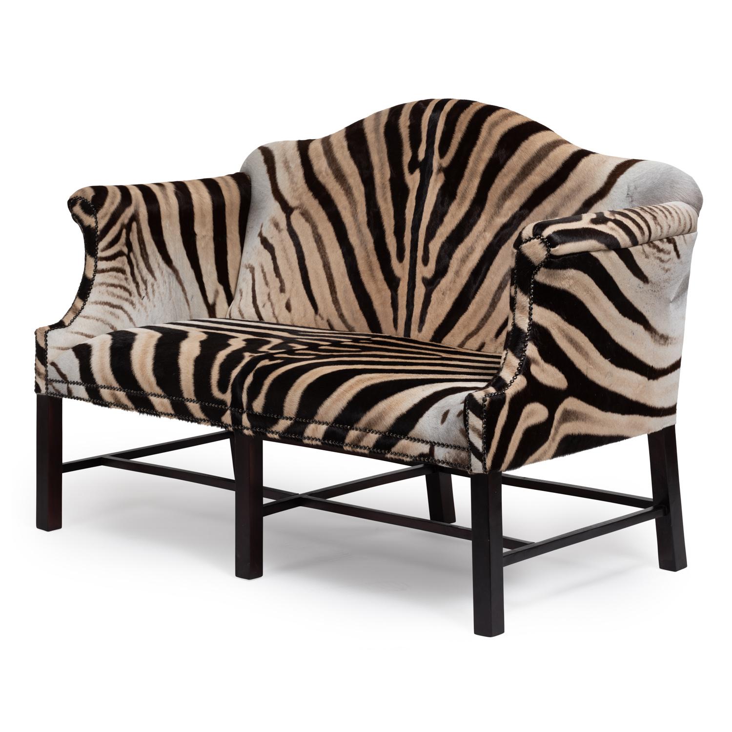 Combinazione unica di stile e comfort, la Zebra Hide Settee mette in mostra le squisite strisce bianche e nere della maestosa zebra. Utilizzando quattro pelli intere, ogni divano è un pezzo unico sostenuto da pino industriale satinato nero e