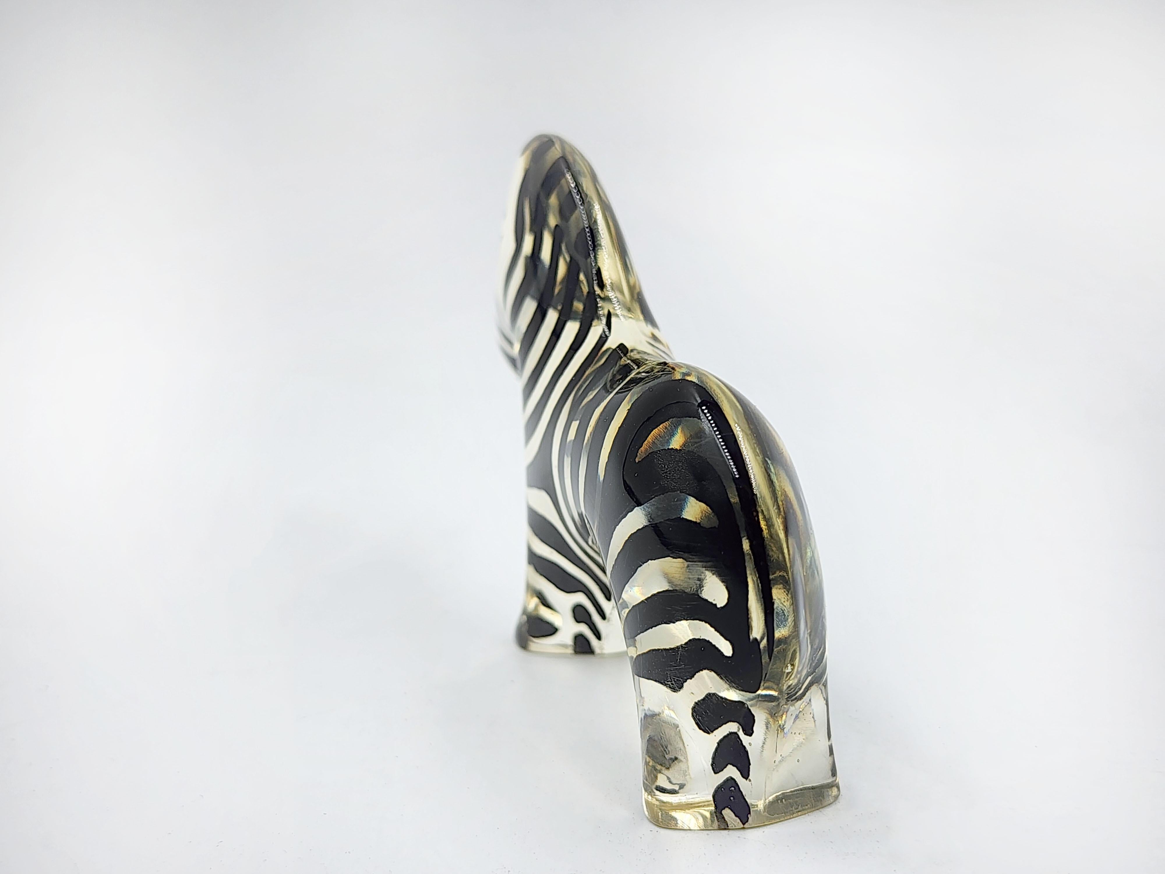 Scultura di Zebra in acrilico e lucite di Abraham Palatnik
Una straordinaria scultura di zebra in acrilico del famoso artista brasiliano Abraham Palatnik. Questo pezzo è una vera e propria opera d'arte moderna che combina la forma naturale della