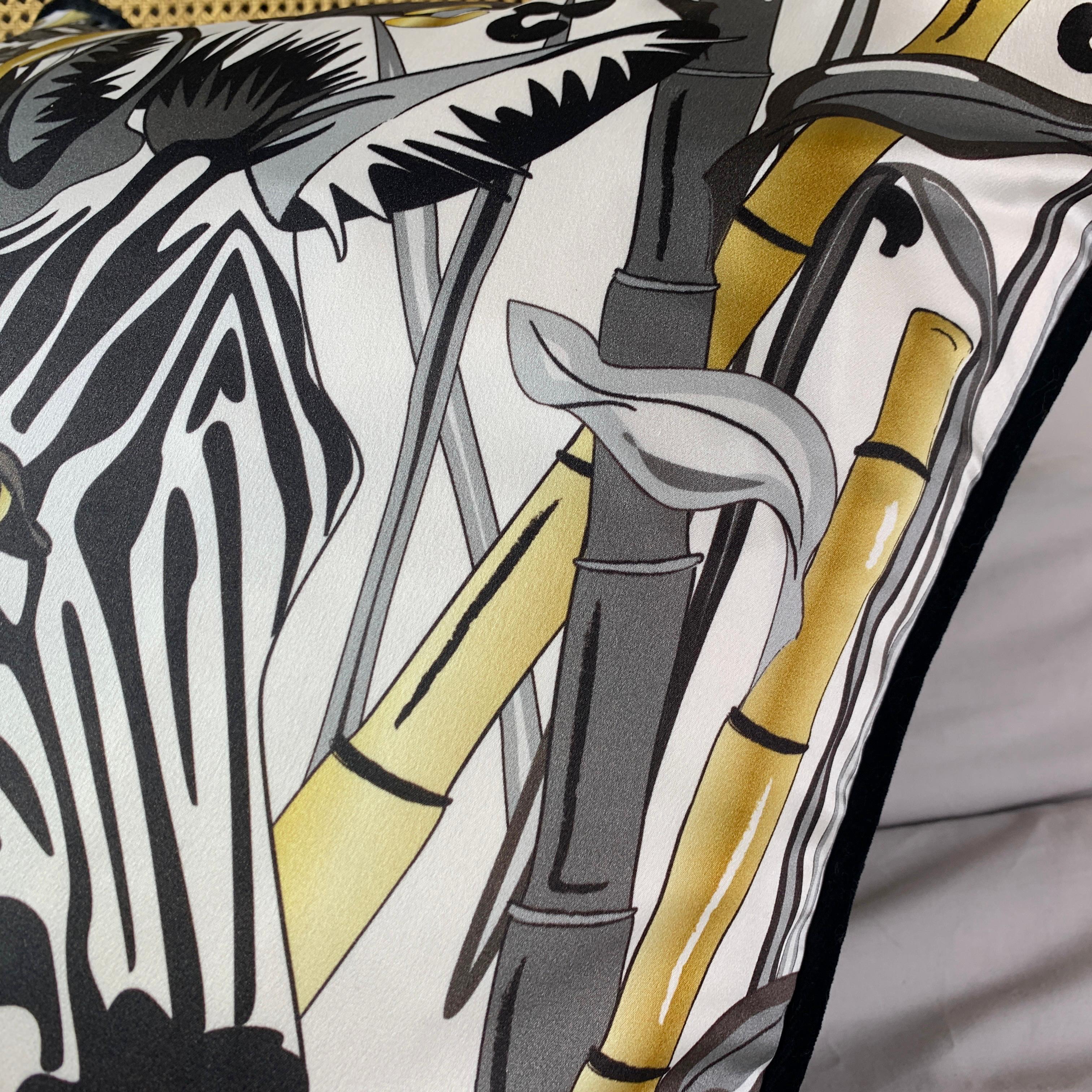 Oreiller en soie de luxe Zebra,  Monochrome et or Collection Tropics  en vente 3