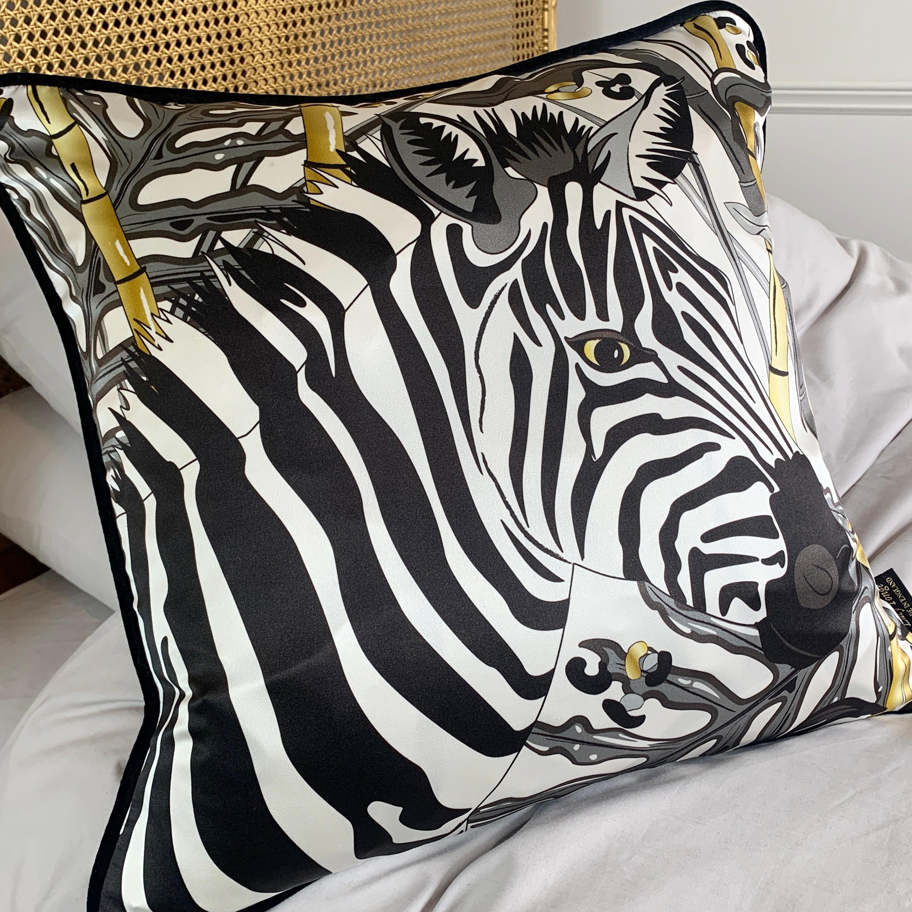 Oreiller en soie de luxe Zebra,  Monochrome et or Collection Tropics  en vente 2