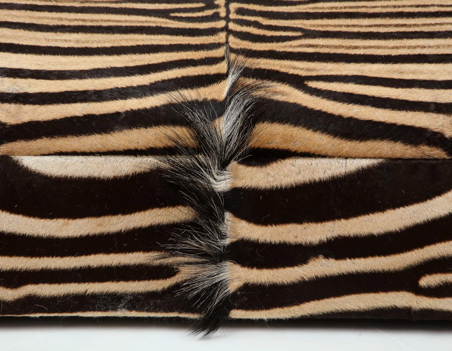 Campagne Ottomane/table basse carrée Zebra, deux peaux Zebra, fabriquée sur mesure aux États-Unis en vente