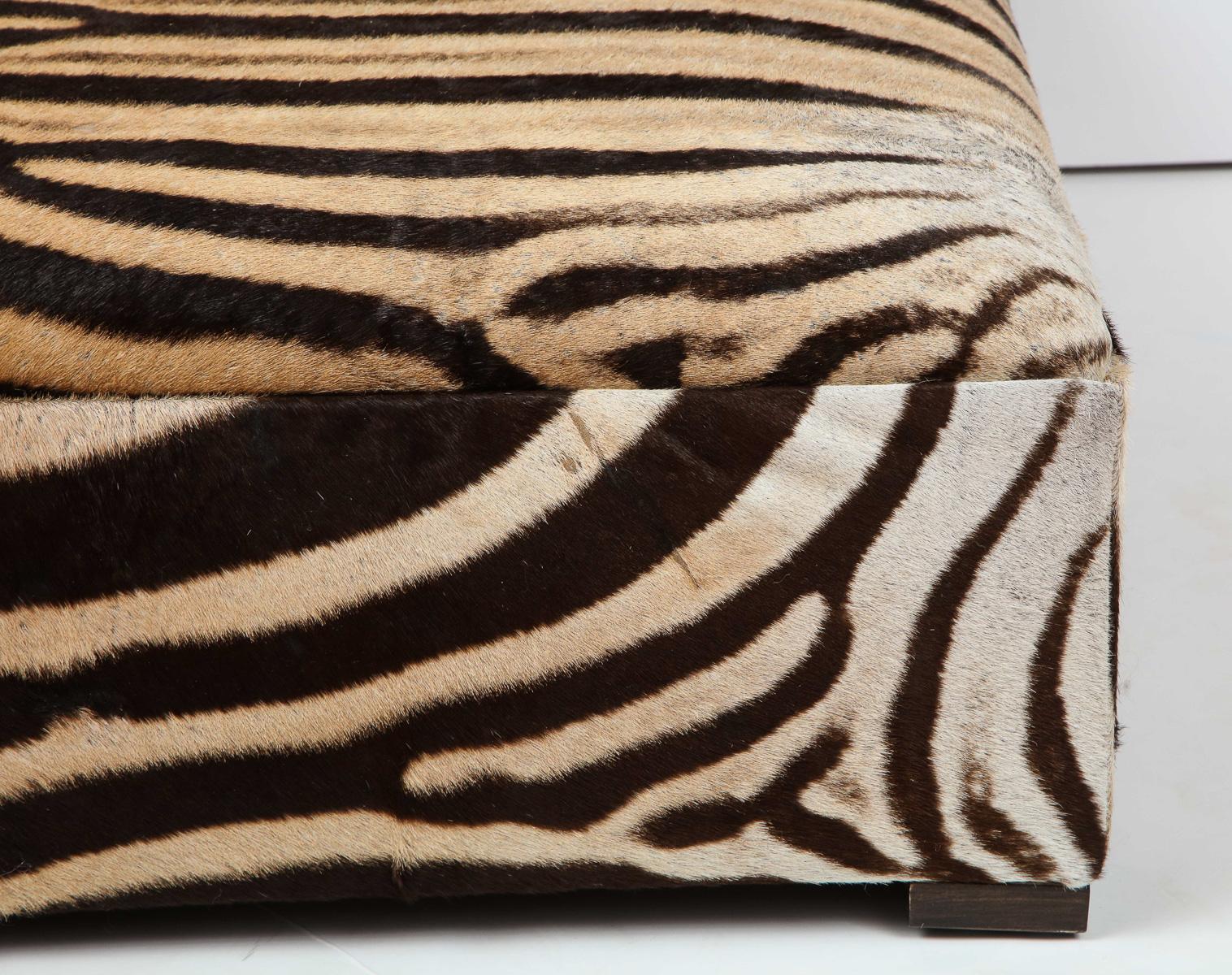 Sud-africain Ottomane/table basse carrée Zebra, deux peaux Zebra, fabriquée sur mesure aux États-Unis en vente