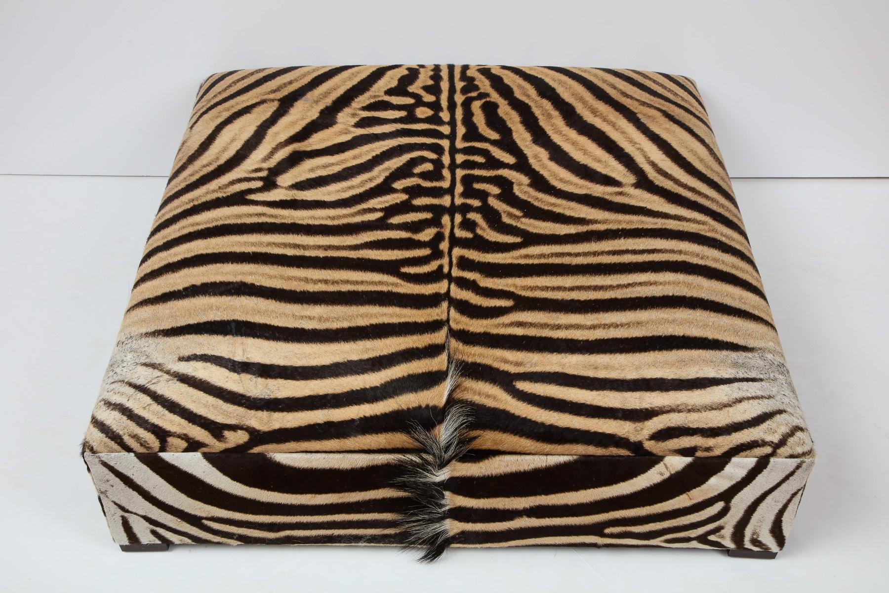 Fait main Ottomane/table basse carrée Zebra, deux peaux Zebra, fabriquée sur mesure aux États-Unis en vente