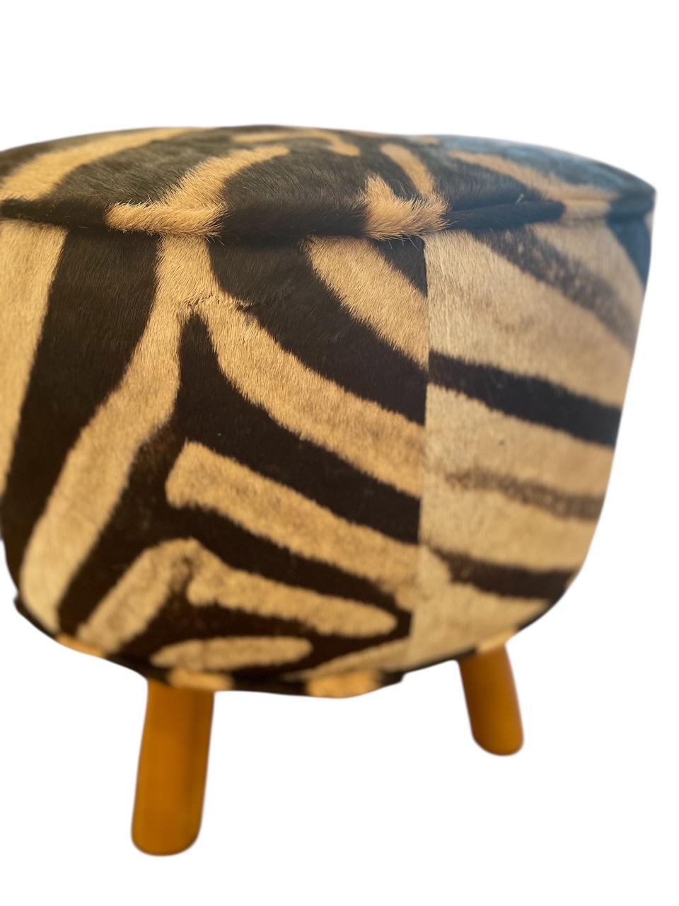 Ottomane-Hocker aus Zebra mit Beinen (Moderne) im Angebot