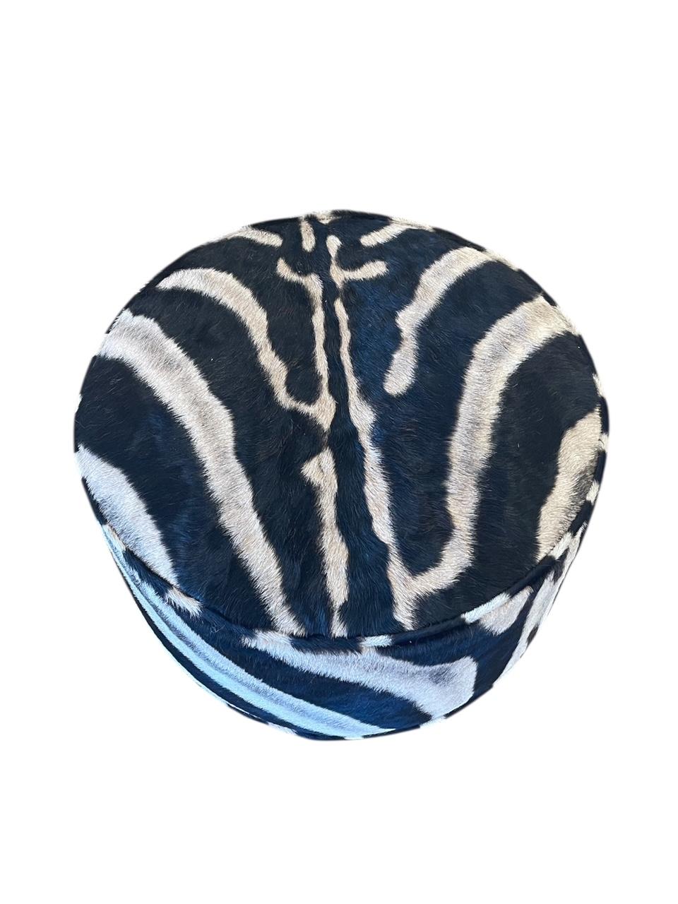 Ottomane-Hocker aus Zebra mit Beinen (amerikanisch) im Angebot