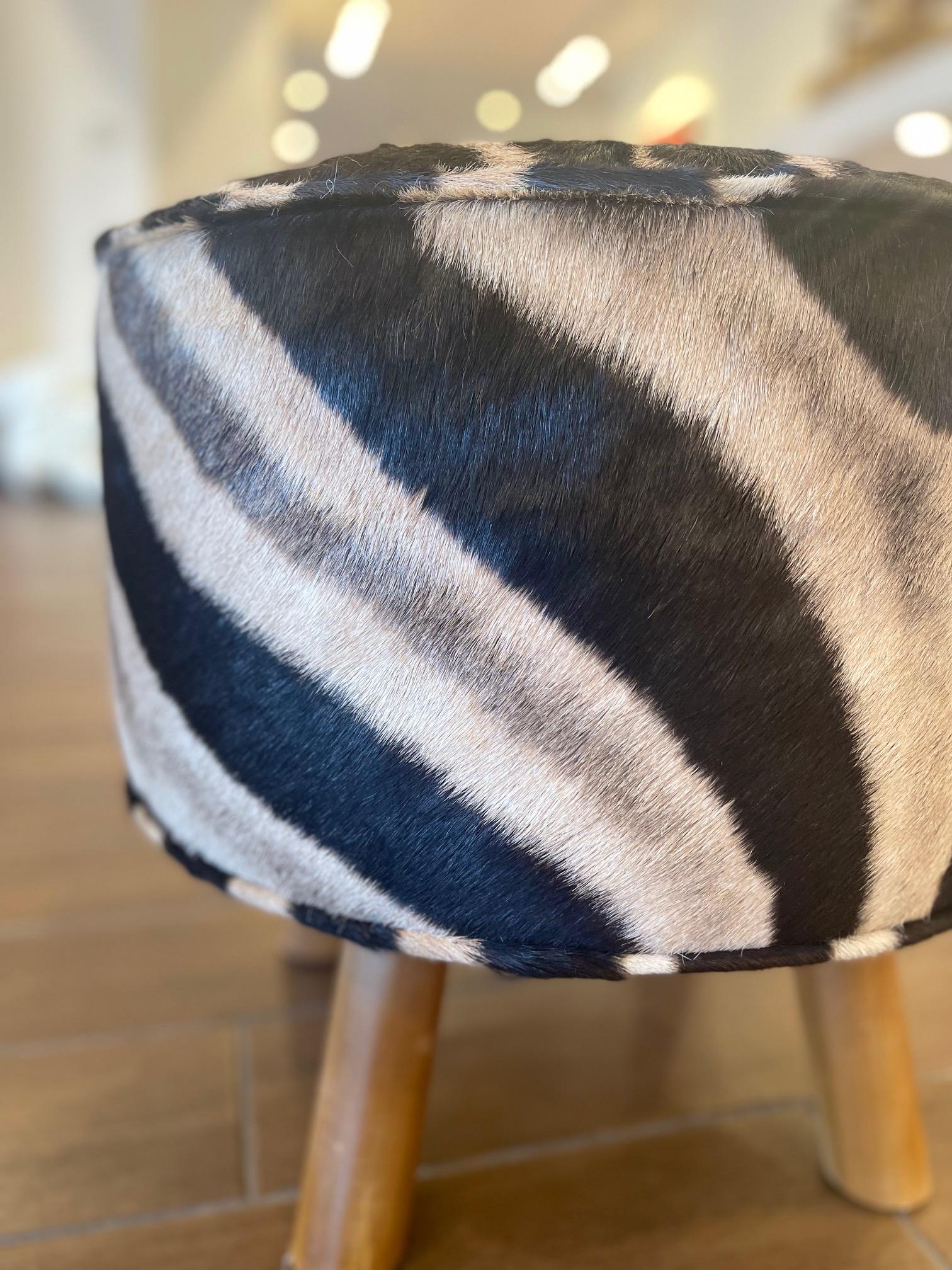 Ottomane-Hocker aus Zebra mit Beinen im Zustand „Neu“ im Angebot in Saint Louis, US