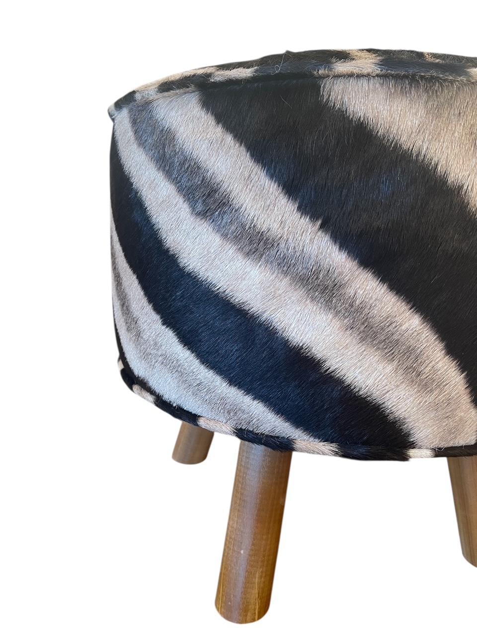 Ottomane-Hocker aus Zebra mit Beinen (21. Jahrhundert und zeitgenössisch) im Angebot