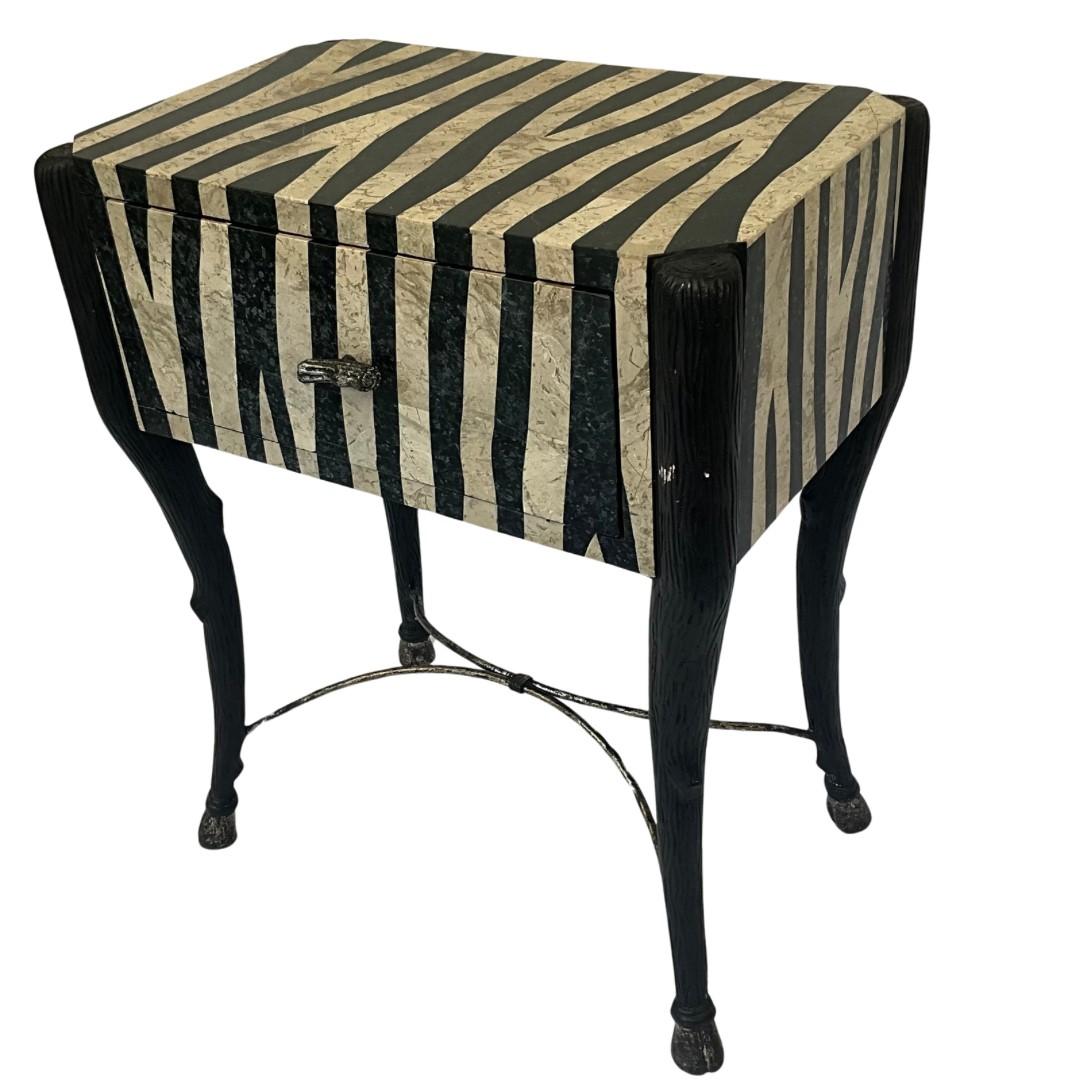 Table d'appoint / Table d'entrée / Table d'appoint vintage

Pieds en bois avec design de pieds en sabot

Quincaillerie en métal vieilli

Tirette de tiroir en faux métal à brindilles

Accent zébré en pierre
