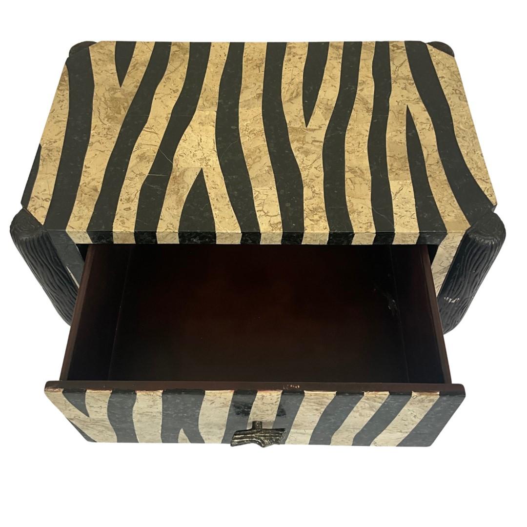 Américain Table d'appoint/de chevet à imprimé zébré avec tiroir &  Pieds de sabot en vente