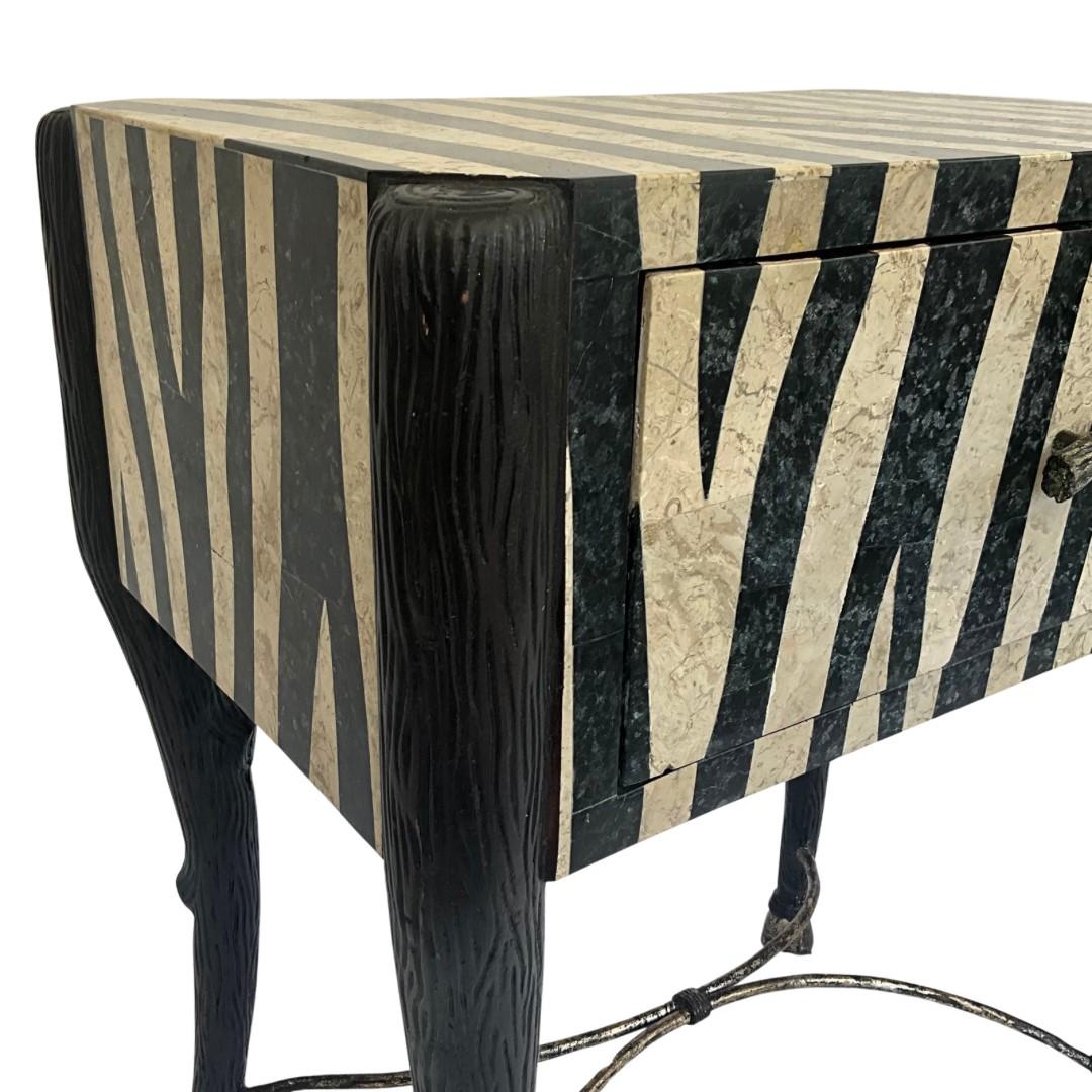 Fin du 20e siècle Table d'appoint/de chevet à imprimé zébré avec tiroir &  Pieds de sabot en vente