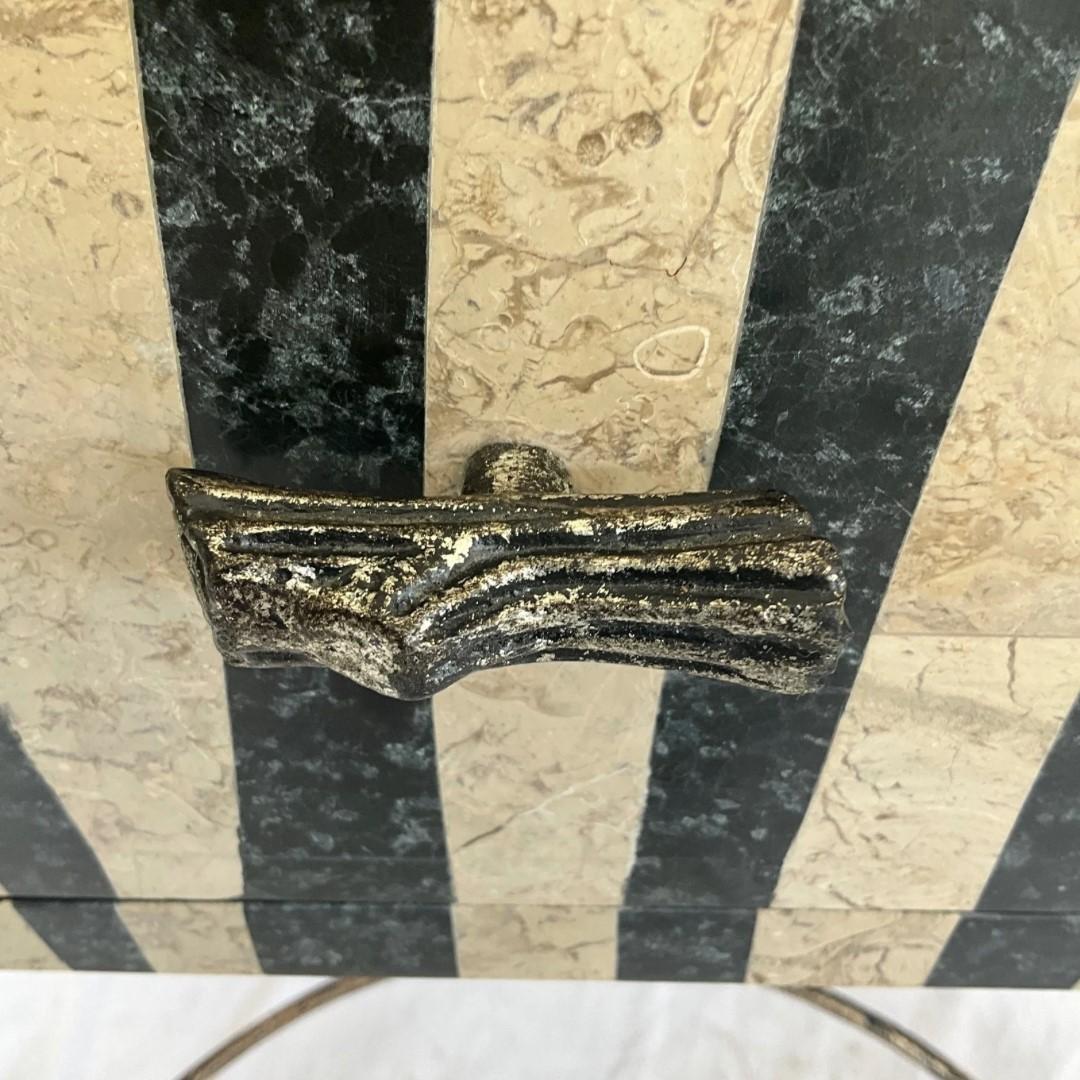 Métal Table d'appoint/de chevet à imprimé zébré avec tiroir &  Pieds de sabot en vente
