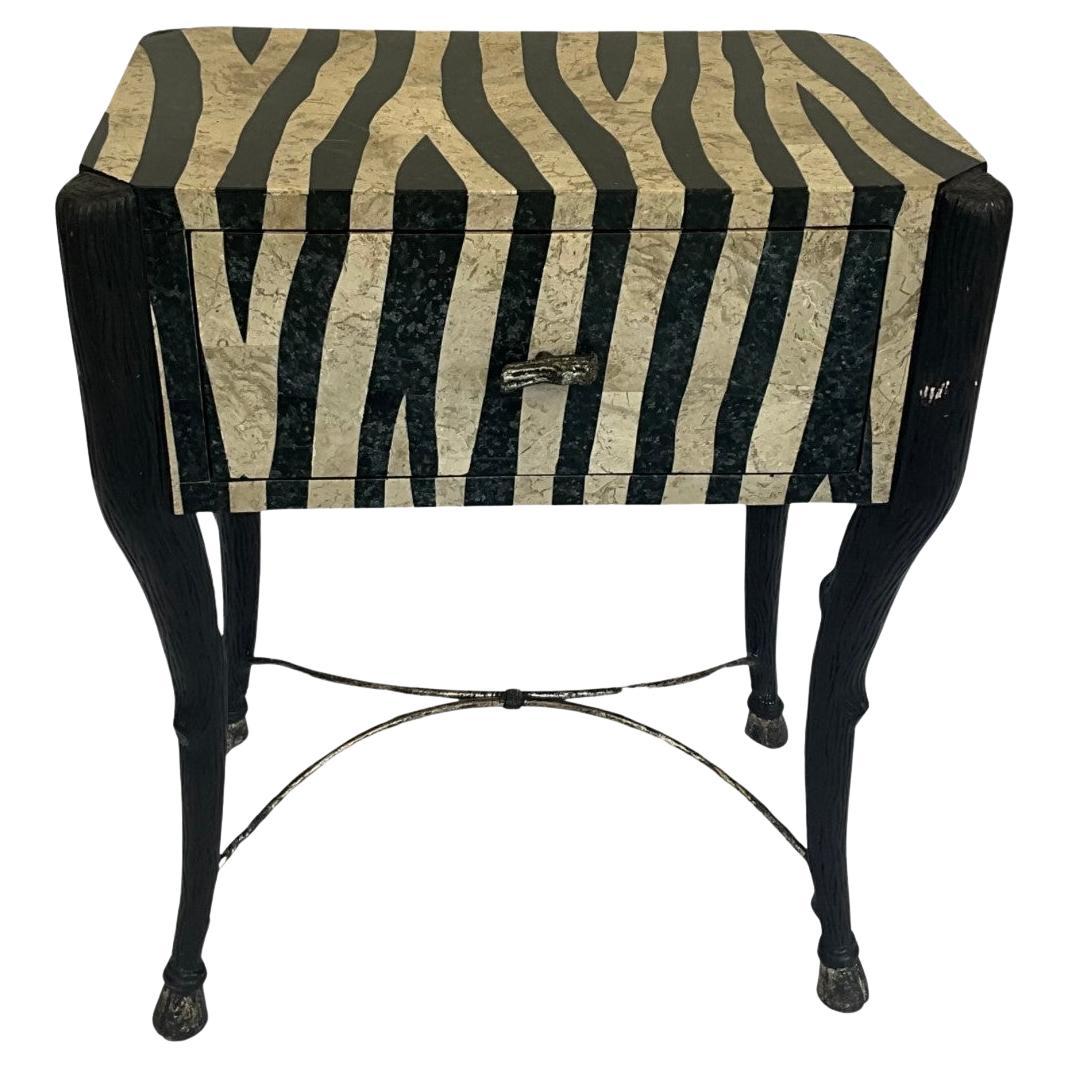 Table d'appoint/de chevet à imprimé zébré avec tiroir &  Pieds de sabot en vente