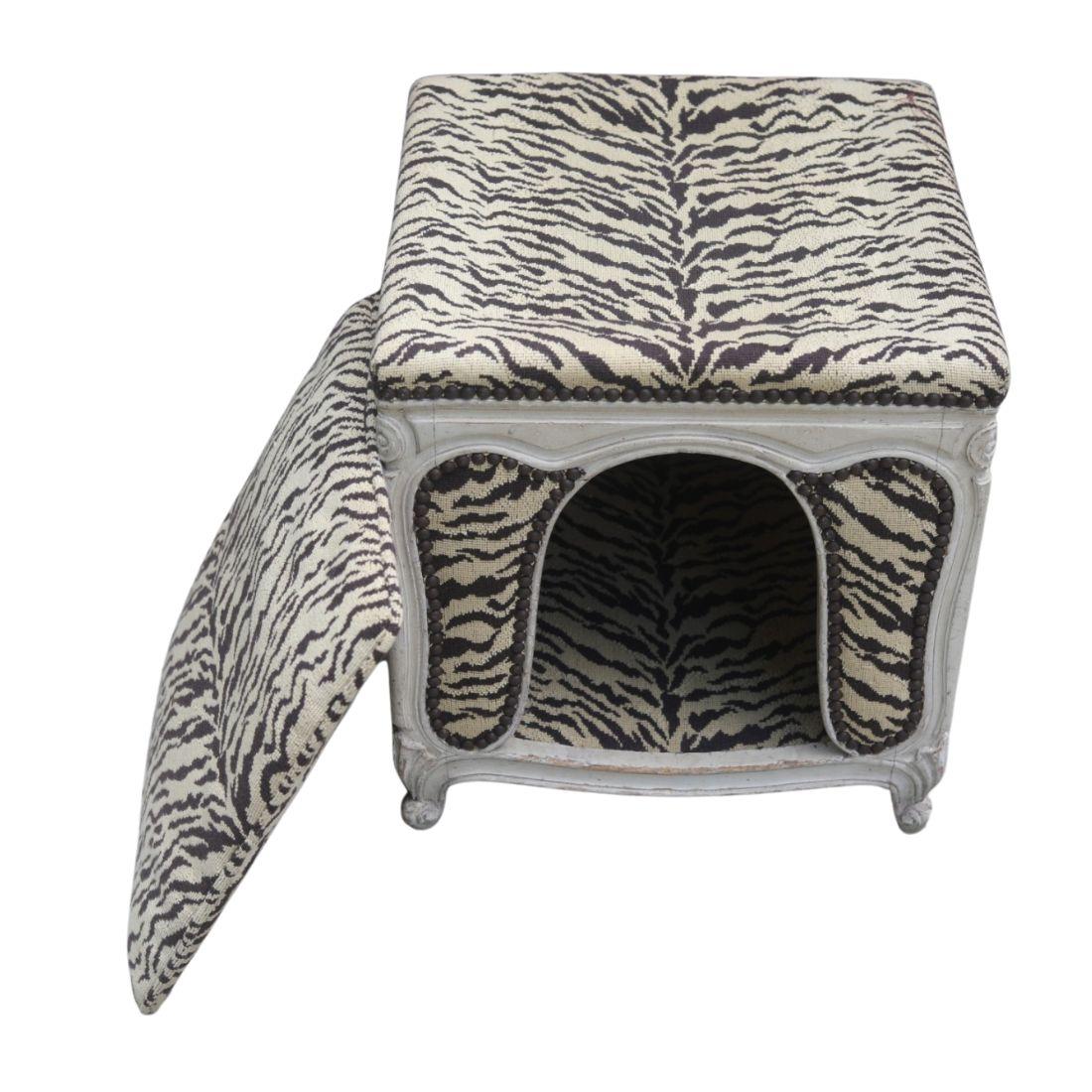 Progettato per gli animali domestici più coccolati e per i padroni con un debole per l'eleganza francese, questo letto di lusso per cani si trasforma in un pouf chic, unendo uno stile senza tempo al comfort delle coccole. La struttura in legno