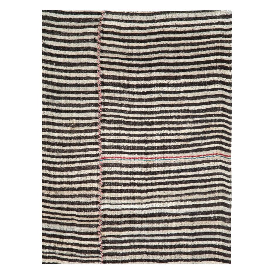 Zebra Print Mitte des 20. Jahrhunderts Handgefertigtes Persisches Flachgewebe Kilim Akzentteppich (Rustikal) im Angebot