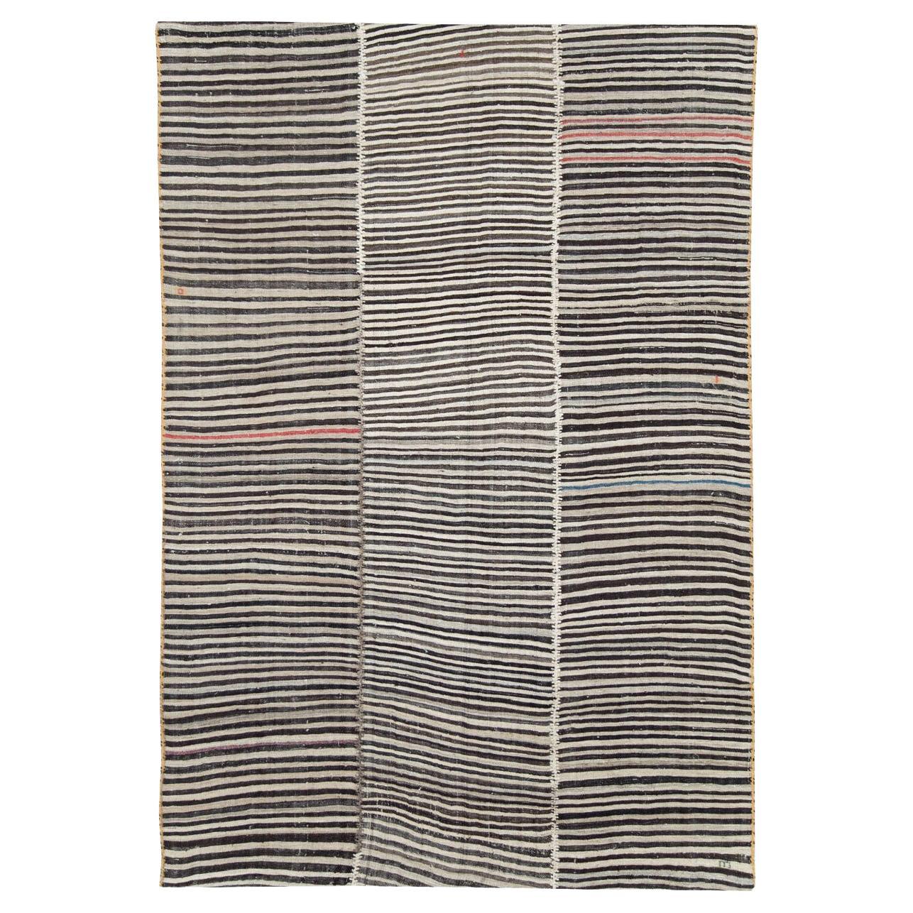 Tapis Kilim d'appoint persan à tissage plat à imprimé zébré, fait à la main, milieu du 20e siècle en vente