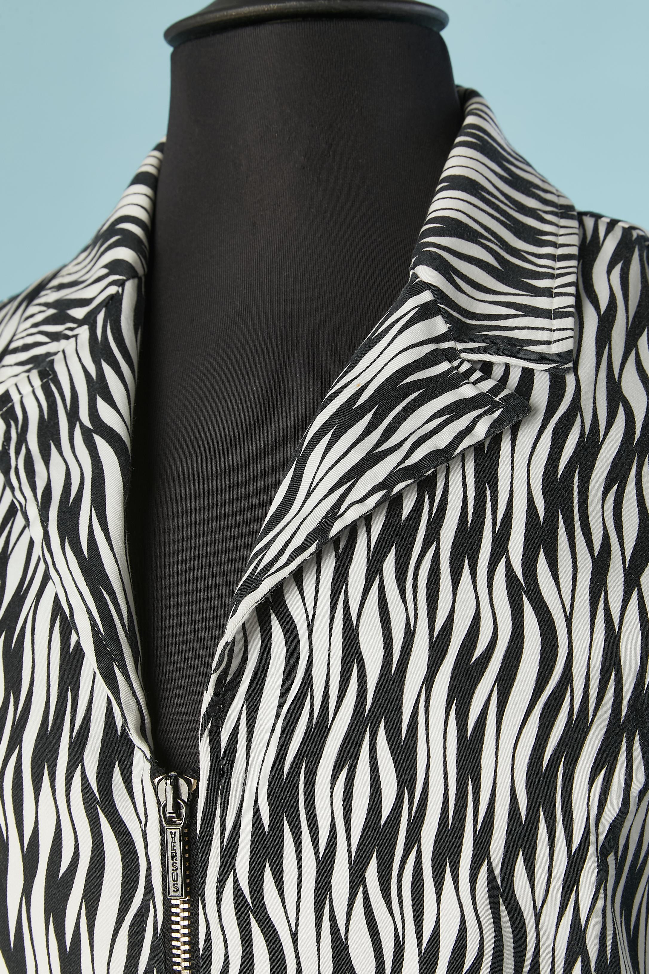 Zebra bedruckte Jacke mit mittlerer Vorderseite  Reißverschluss. Zusammensetzung des Hauptmaterials: 98% Baumwolle, 2% Stretch 
GRÖSSE 44 IT / 40 FR/ 8 US 
