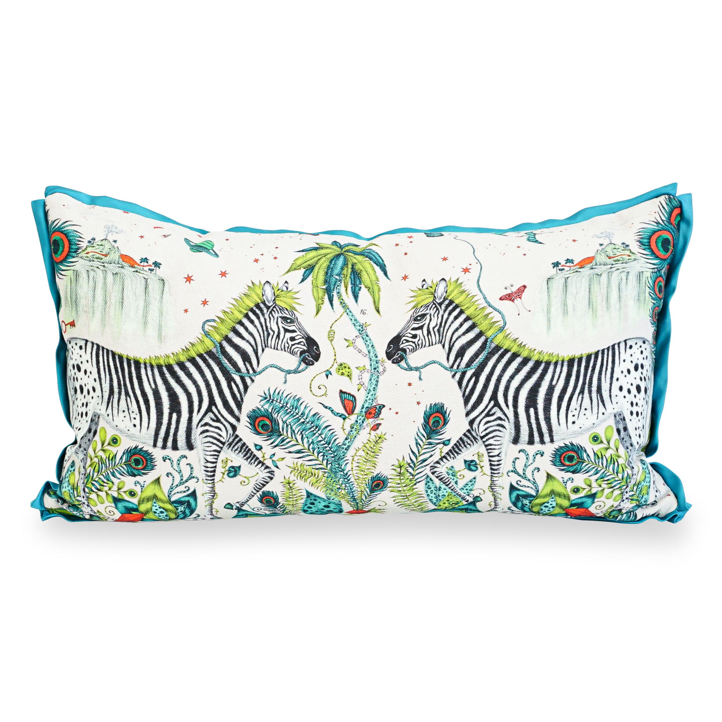 Fantastico lino stampato zebrato sulla faccia con velluto di seta a uovo d'anatra sul retro e flangia di sateen color acqua.

Misure:
Complessivamente: 25
