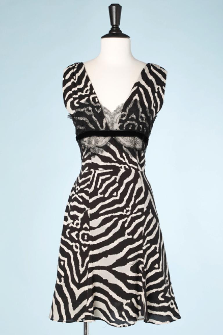 Zebra printed silk chiffon dress with black lace appliqué and black ruban velvet under the bust.
Rayon and polyester lining 