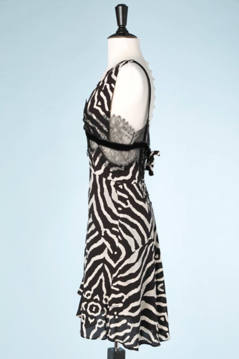 Robe en mousseline de soie imprimée zébrée avec appliqué en dentelle noire  Roberto Cavalli - Robe  Pour femmes en vente