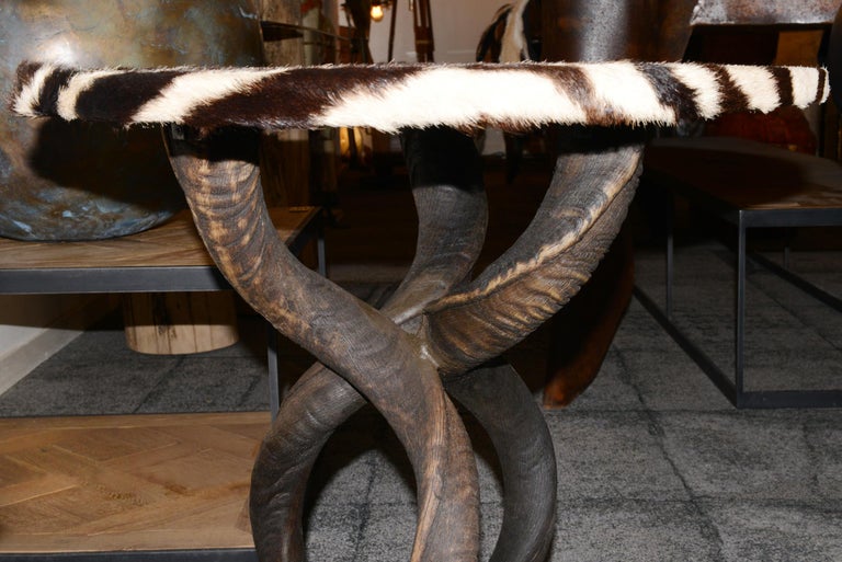 Zebra Side Table with Kudu Horns In Excellent Condition For Sale In Paris, FR