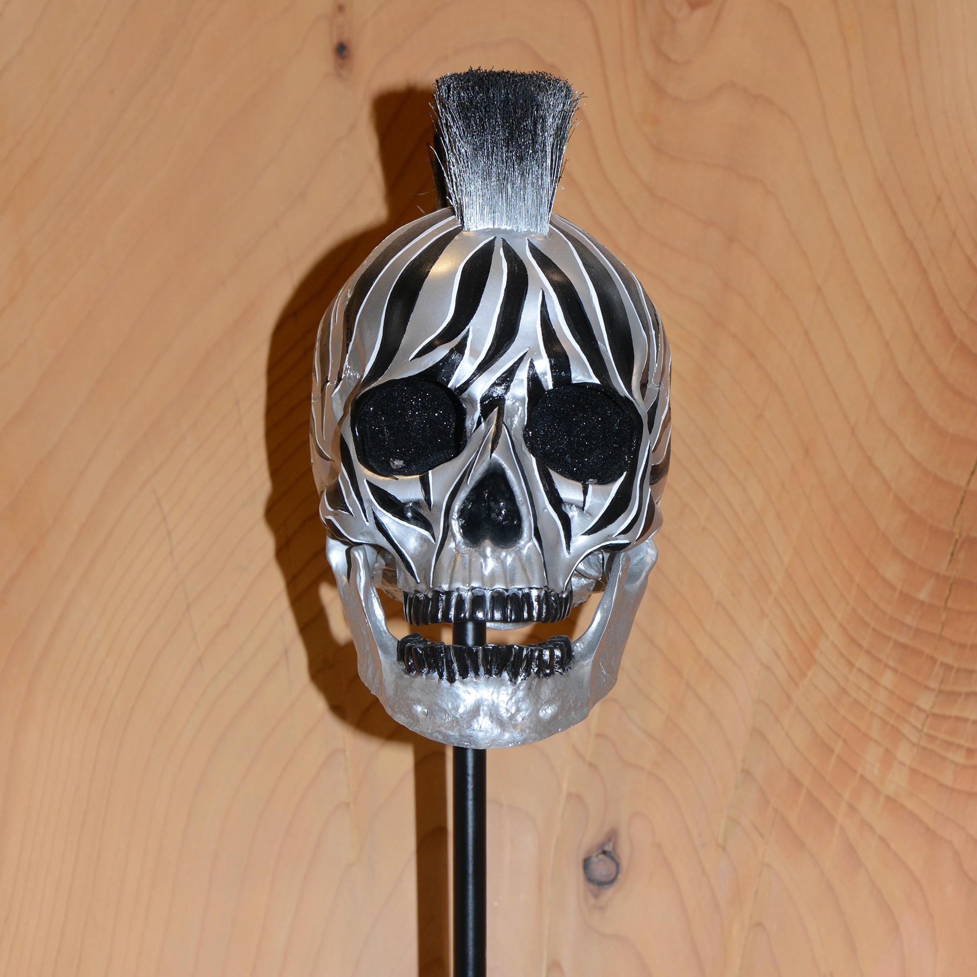 Sculpture Zebra Silver Skull with structure in resin
hand-painted with silvered and black paint, on solid
blackened iron base. Base: 25x25cm. Exceptional
and unique piece.