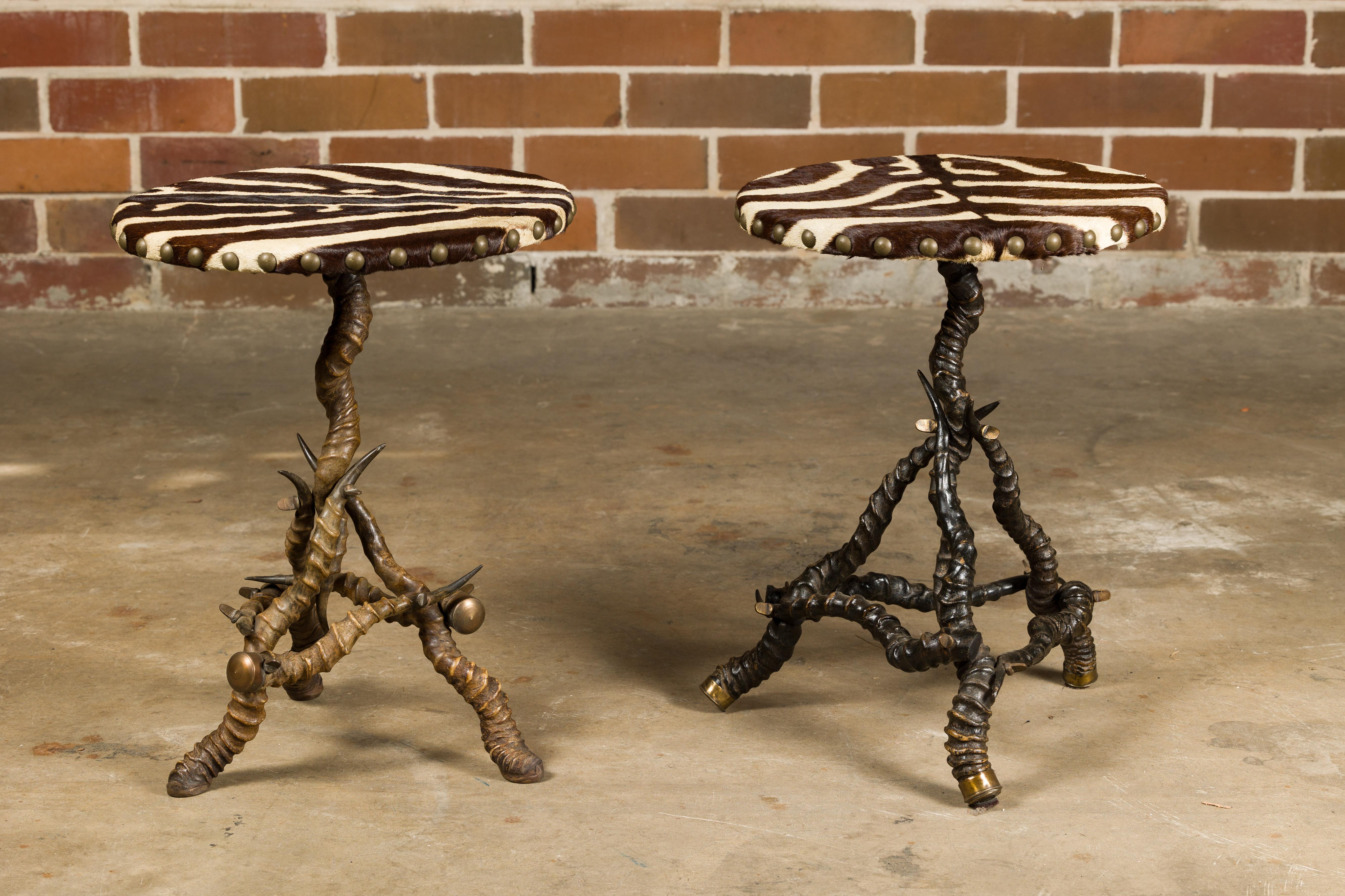 Tables d'appoint à plateau circulaire en peau de zèbre avec bases en corne, vendues par deux Bon état - En vente à Atlanta, GA