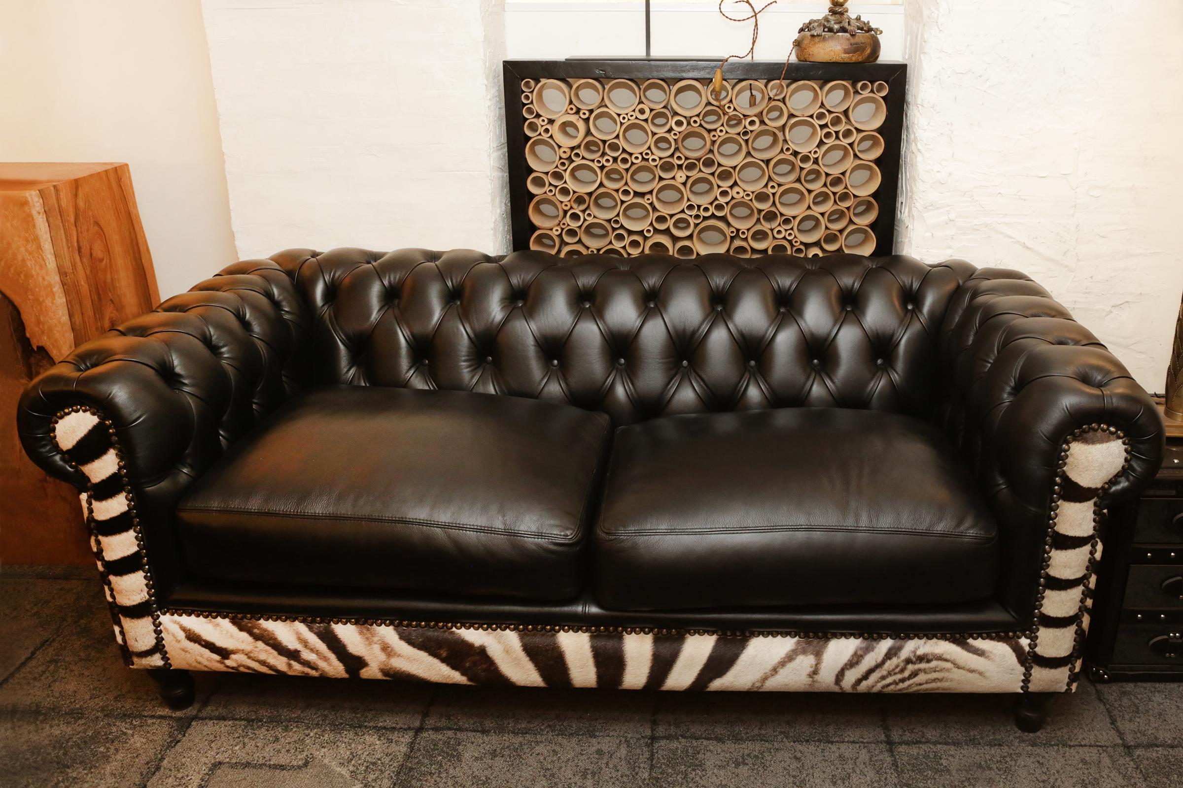 Sofa zebra with real south Africa zebra skin,
handcrafted work with black genuine leather.
Exceptional and unique piece made in France.