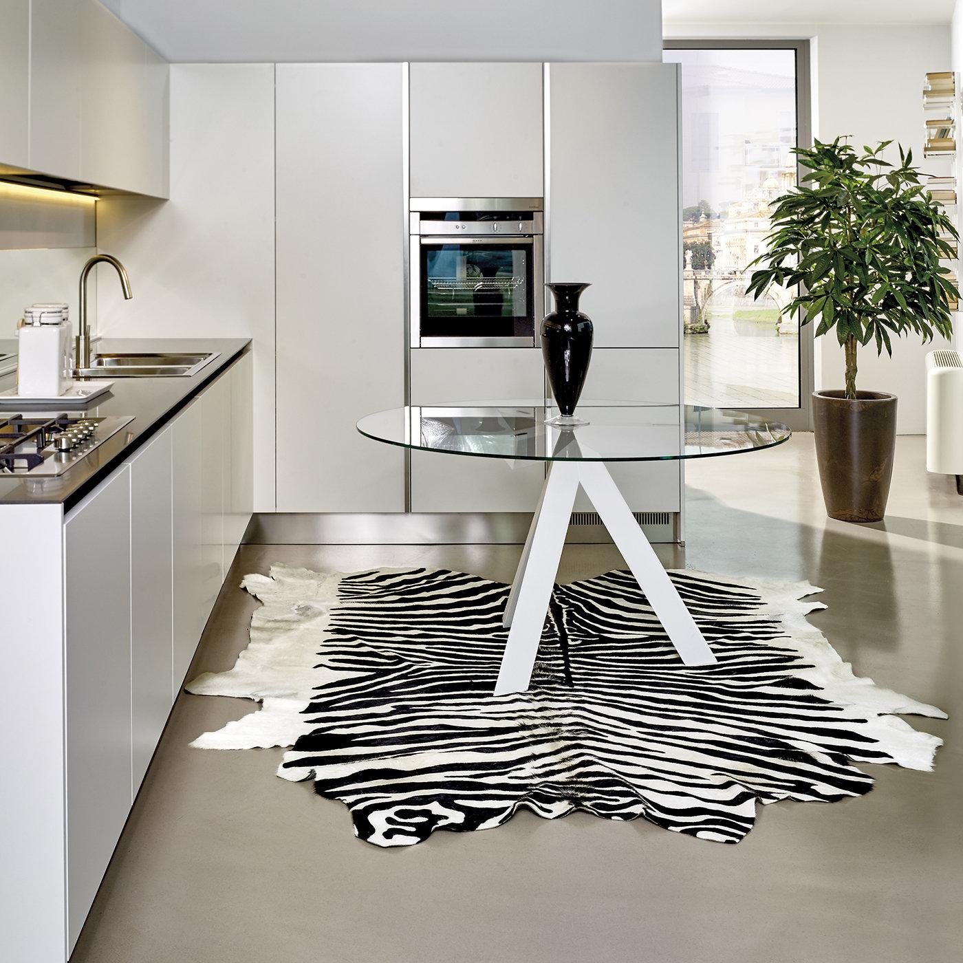 The Zebra-Striped Printed Leather Black & White Rug takes inspiration from the appeal of the animalier style. A timeless pattern full of character will make this accessory the hero in a designer house for lovers of animalier-jungle details. As these