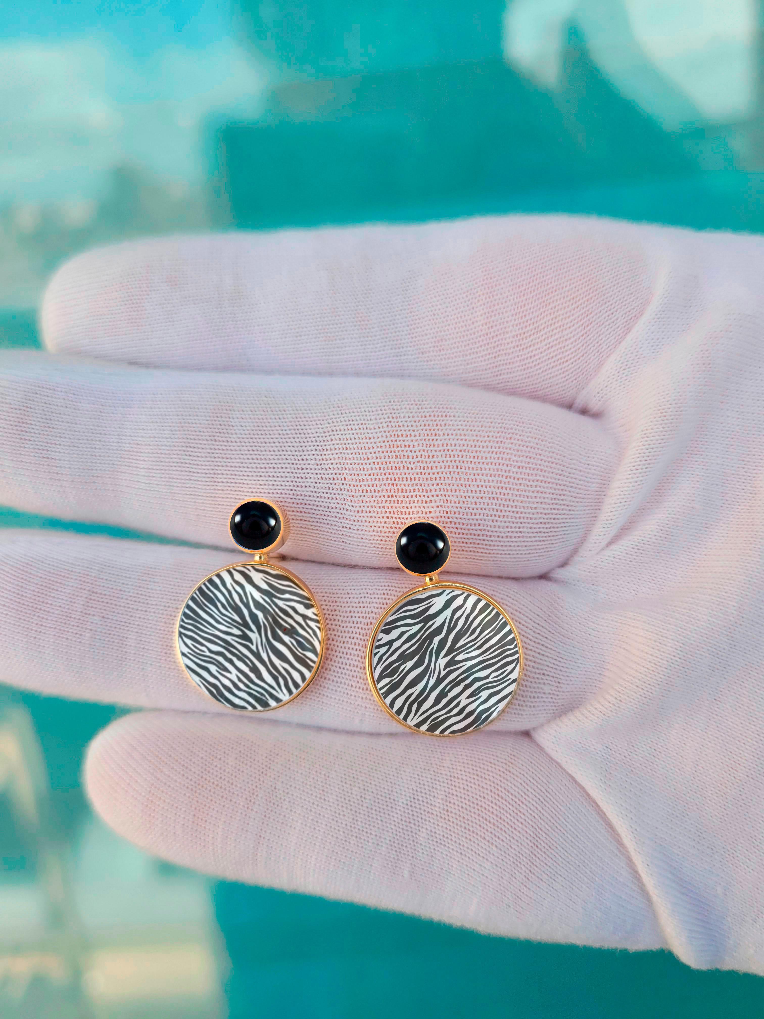 Round Cut Zebra stripes pattern black and white earrings with onyx and Mother of pearl For Sale