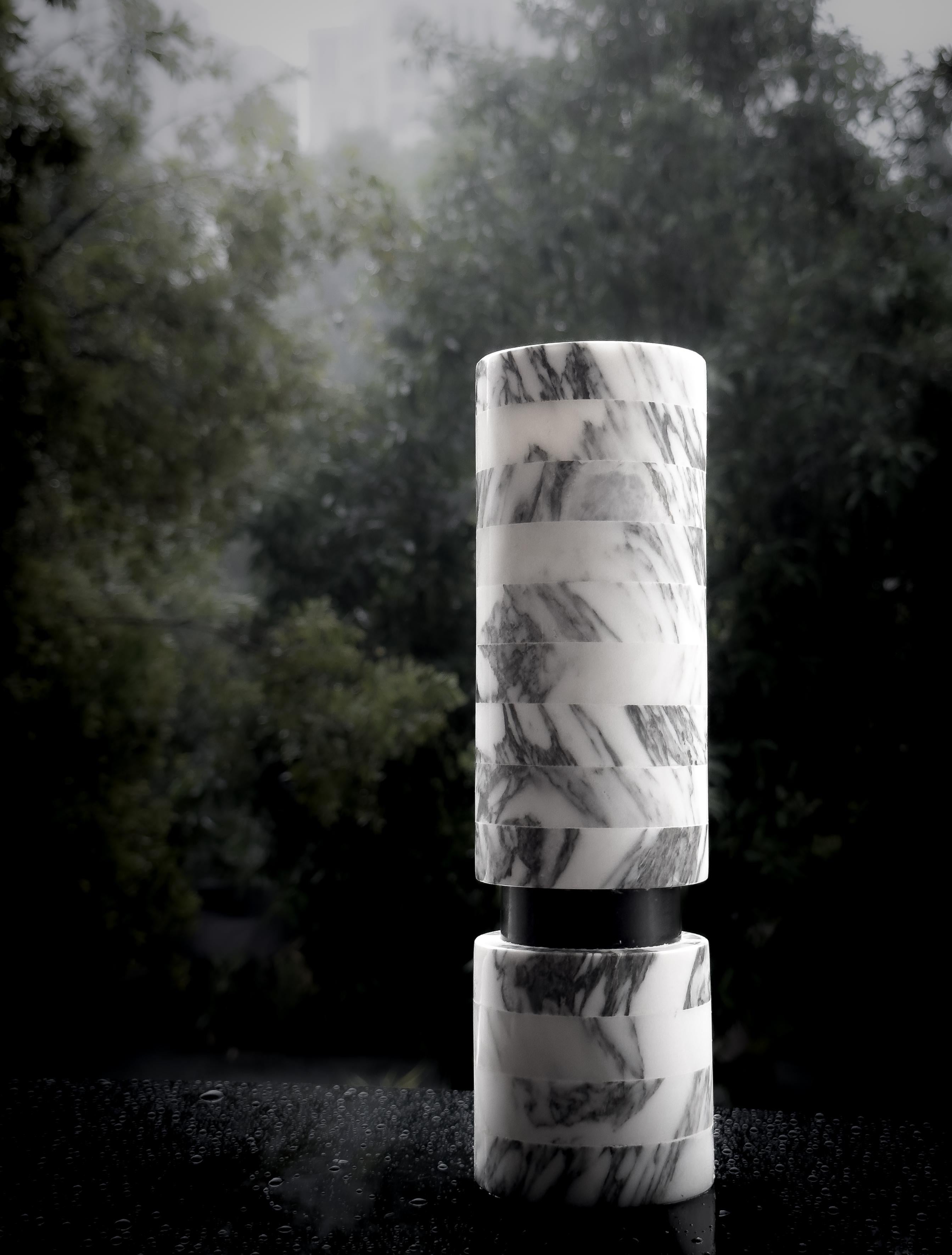 Moderne Vase Zebrano en marbre Arabescato par Meble Matters en vente