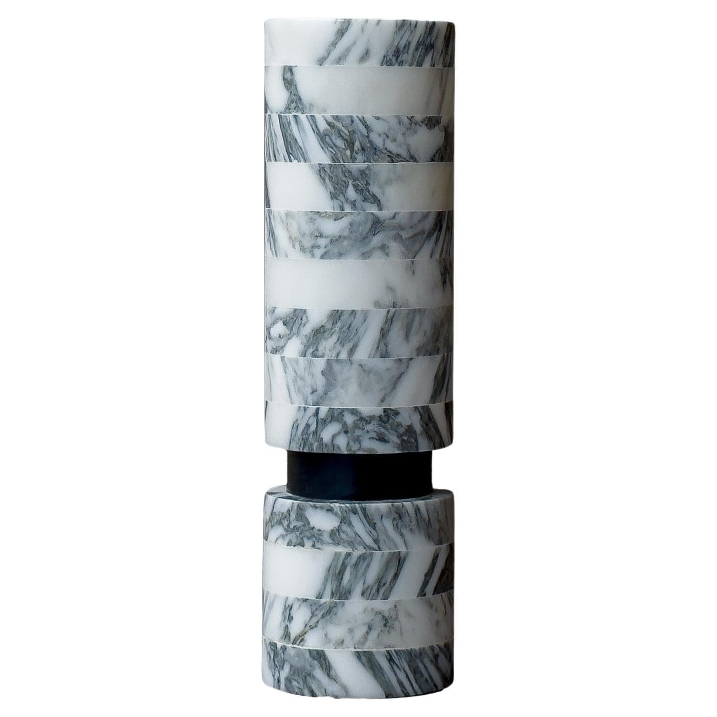 Vase Zebrano en marbre Arabescato par Meble Matters
