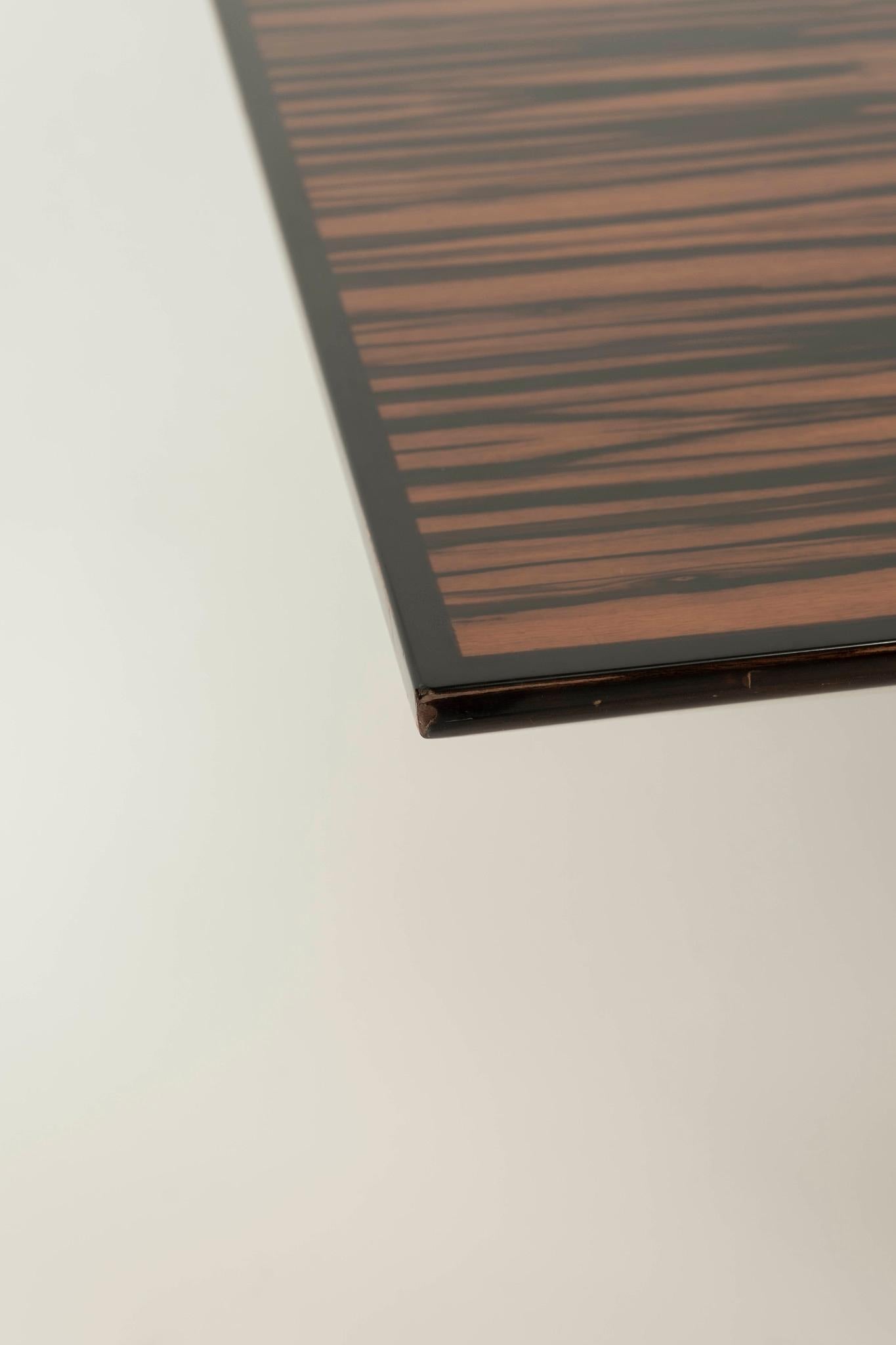 Moderne Table de salle à manger laquée en ébène de Macassar en vente