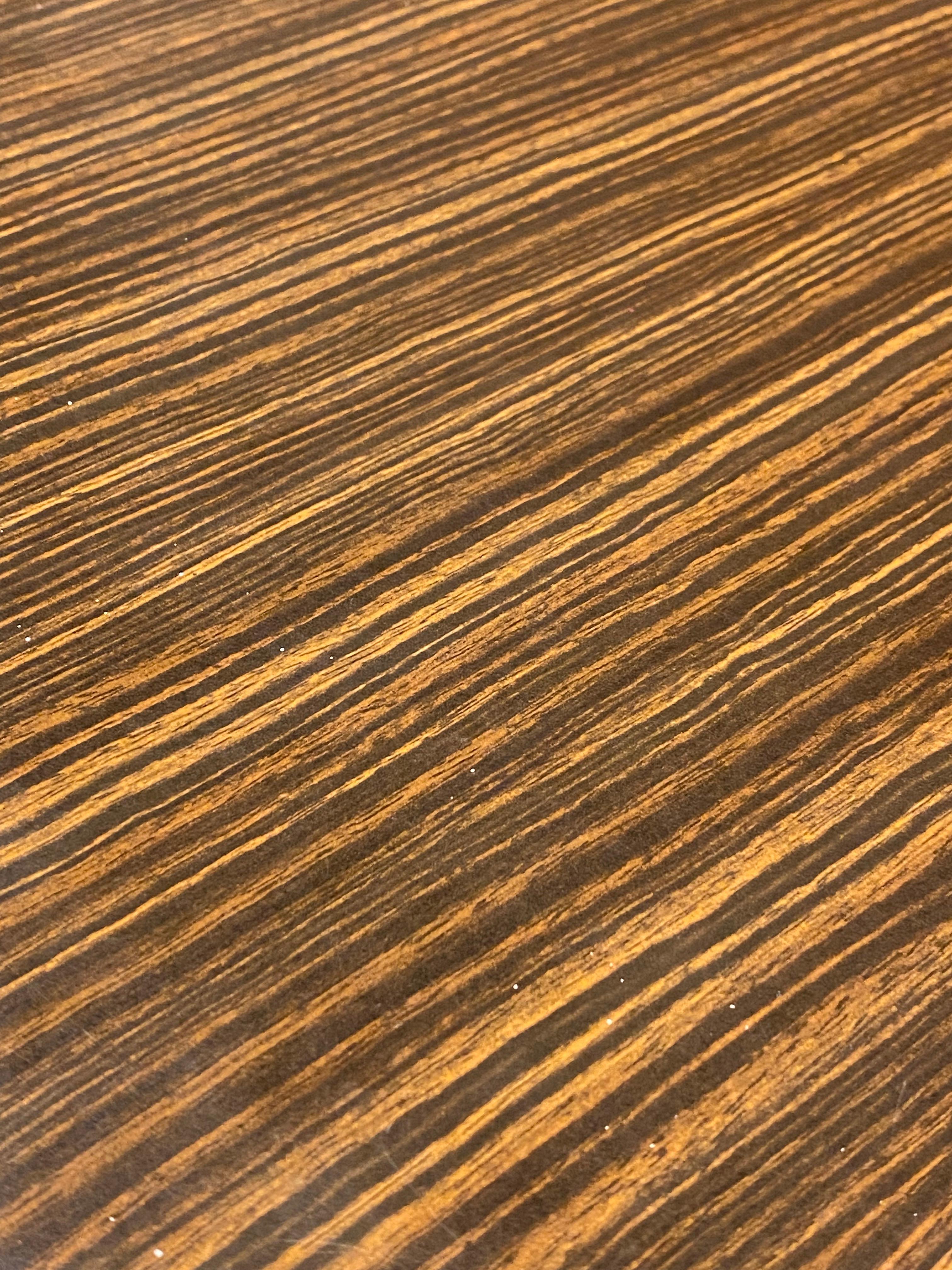 Zebrawood Laminate Round Dining Table In Good Condition For Sale In Garnerville, NY