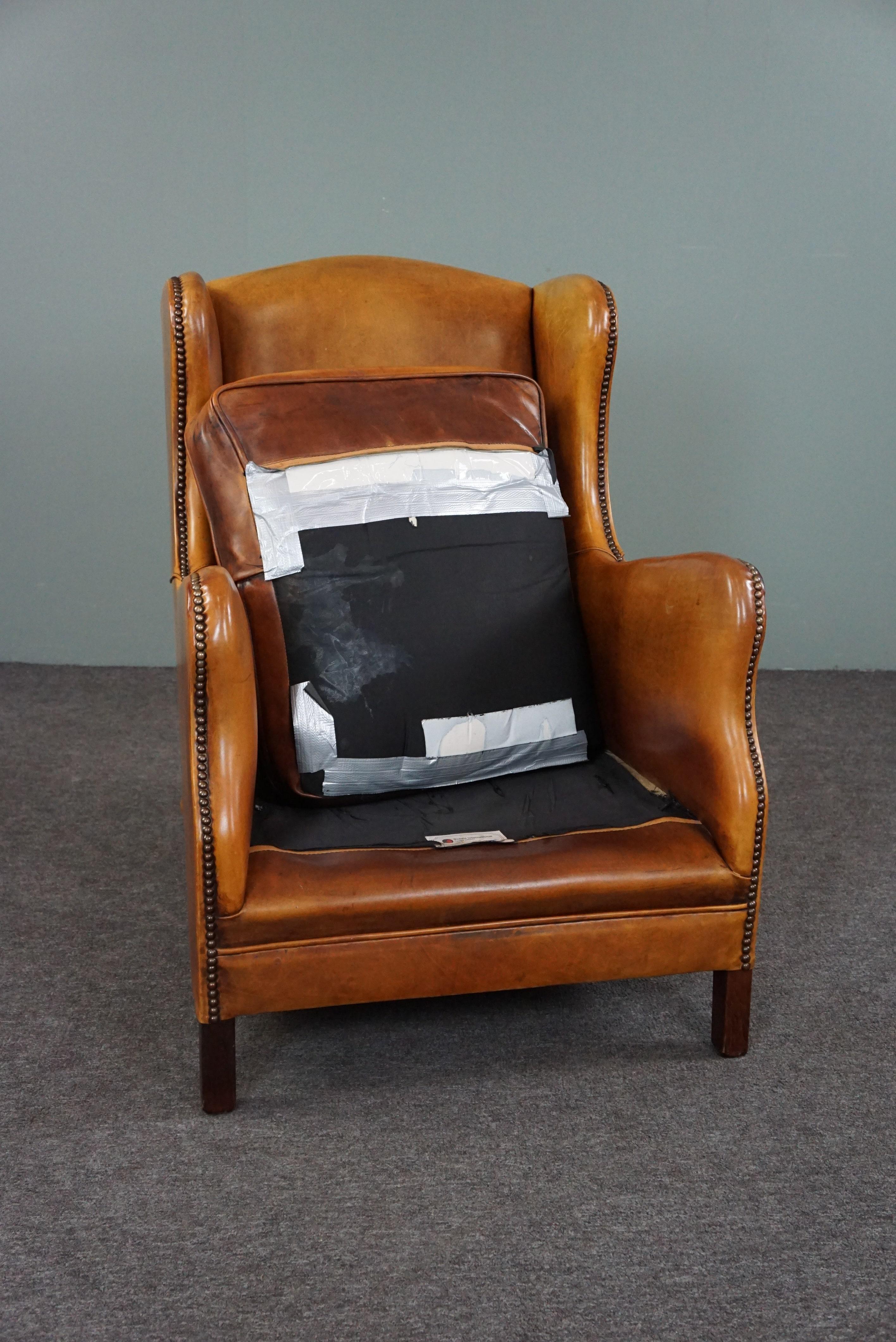 Zeer comfortabele en mooi gekleurde schapenleren fauteuil For Sale 3