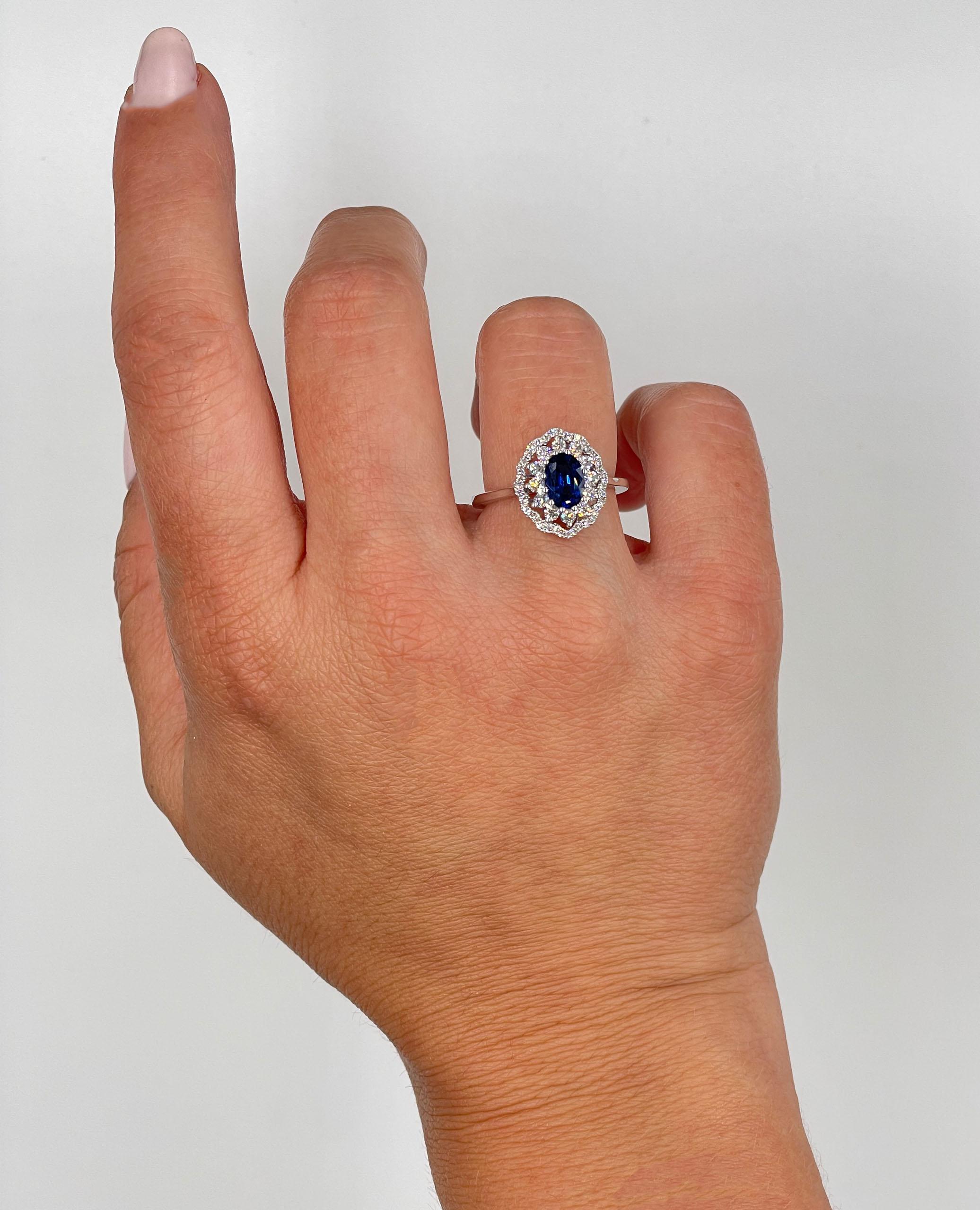 Anello in oro bianco 14K con 50 diamanti rotondi del peso totale di 0,45 carati e uno zaffiro ovale del peso di 0,94 carati.

La misura delle dita è 6.5, può essere aumentata o diminuita fino a 2 taglie.