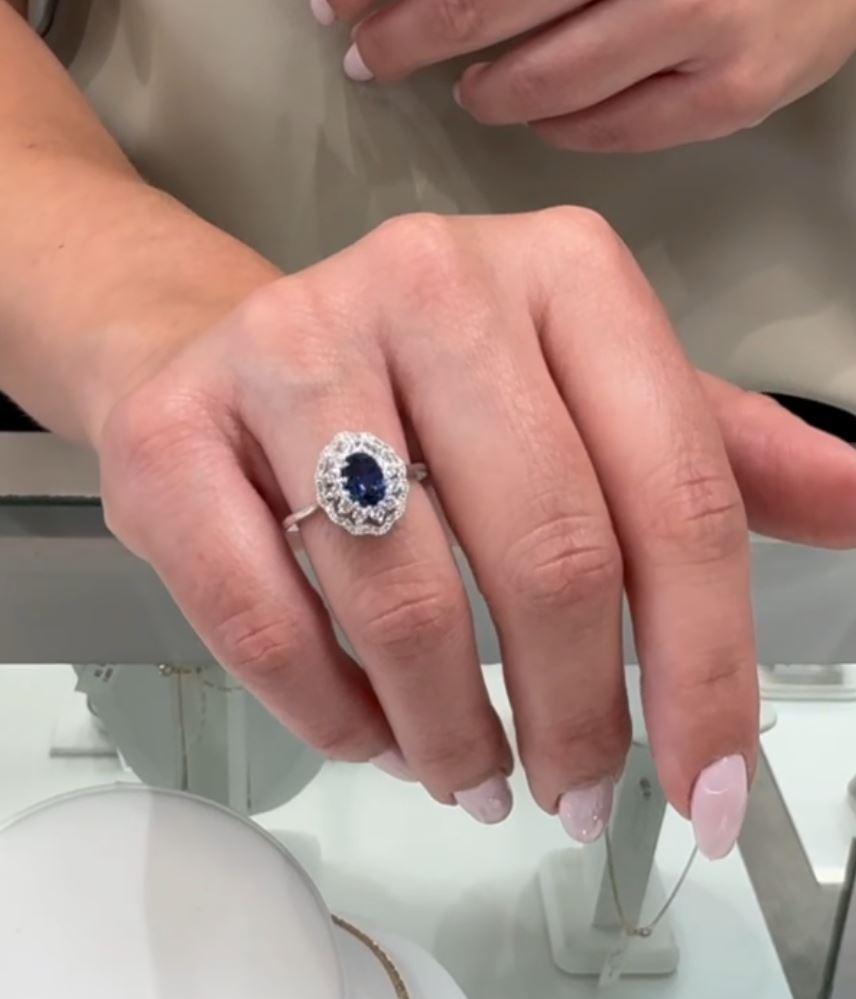 Taglio misto Anello Zeghani in oro bianco 14K con zaffiro ovale da 0,94 carati e diamanti rotondi da 0,45 carati in vendita