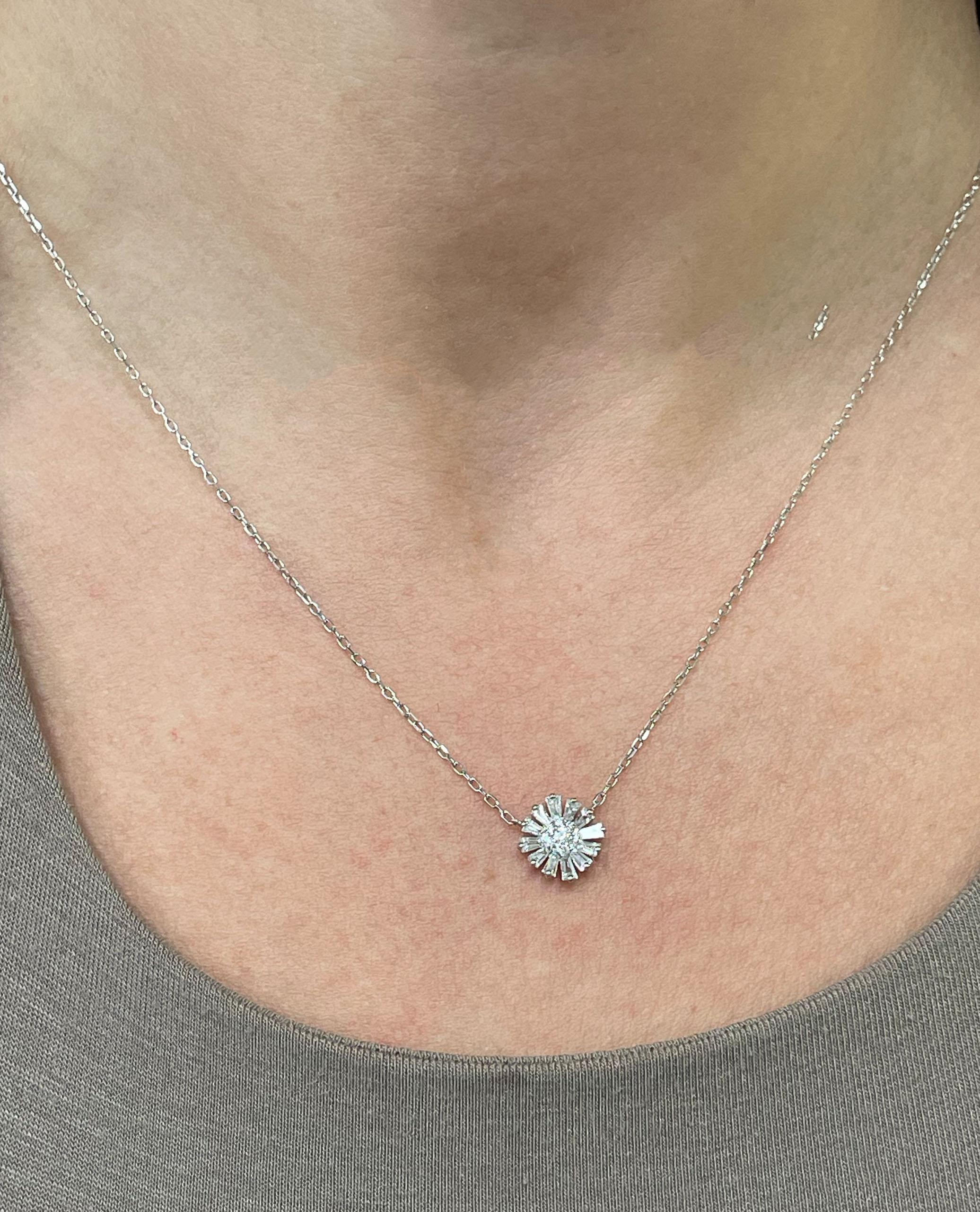 Zeghani 14K Weißgold Blumen-Diamant-Anhänger-Halskette (Gemischter Schliff) im Angebot