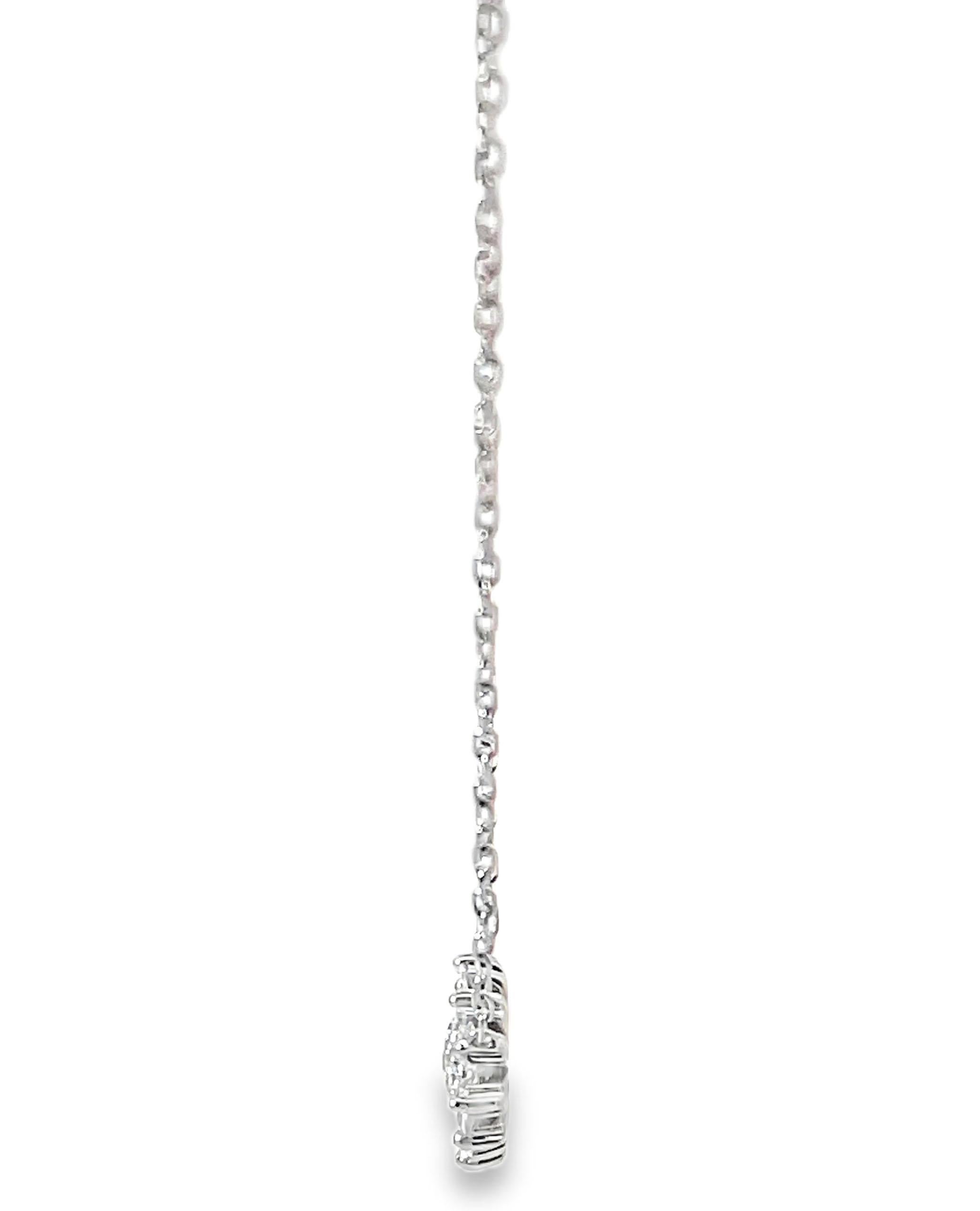 Zeghani 14K Weißgold Blumen-Diamant-Anhänger-Halskette im Angebot 1