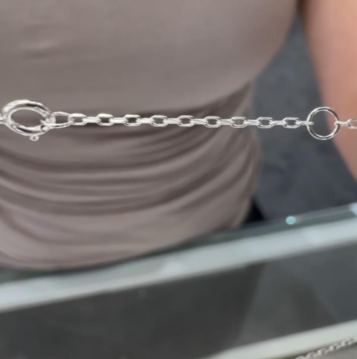 Diamantanhänger aus 14 Karat Weißgold mit runden Diamanten von insgesamt 0,06 Karat und Baguette-Diamanten von insgesamt 0,28 Karat.

- Halskette ist einstellbar von 16-18 Zoll
