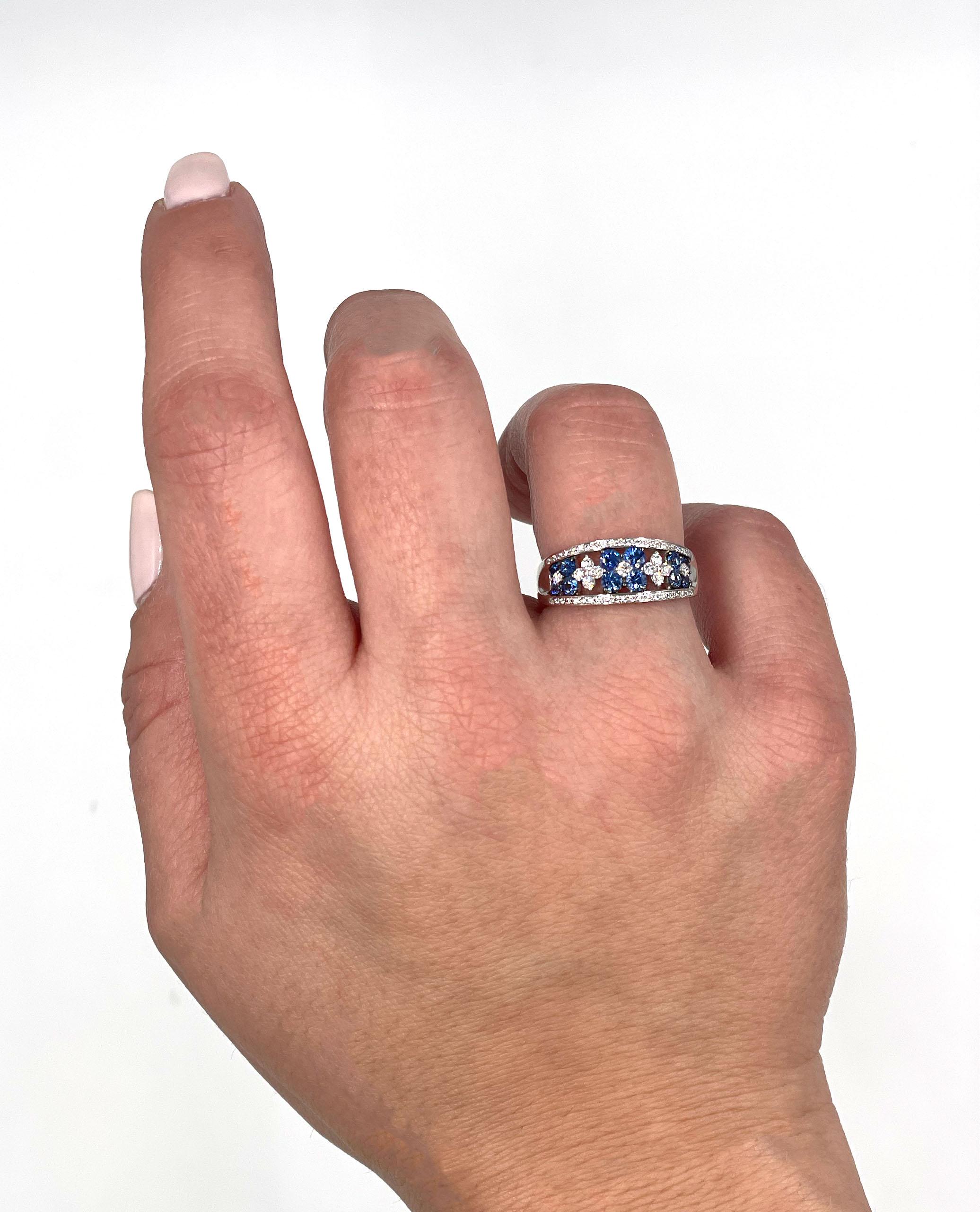 Bague en or blanc 14K garnie de diamants ronds de taille brillant pesant 0,25 carats au total et de saphirs bleus de 0,74 carats. 

- Largeur supérieure en mm et décroissante en mm
- Taille du doigt 6.75