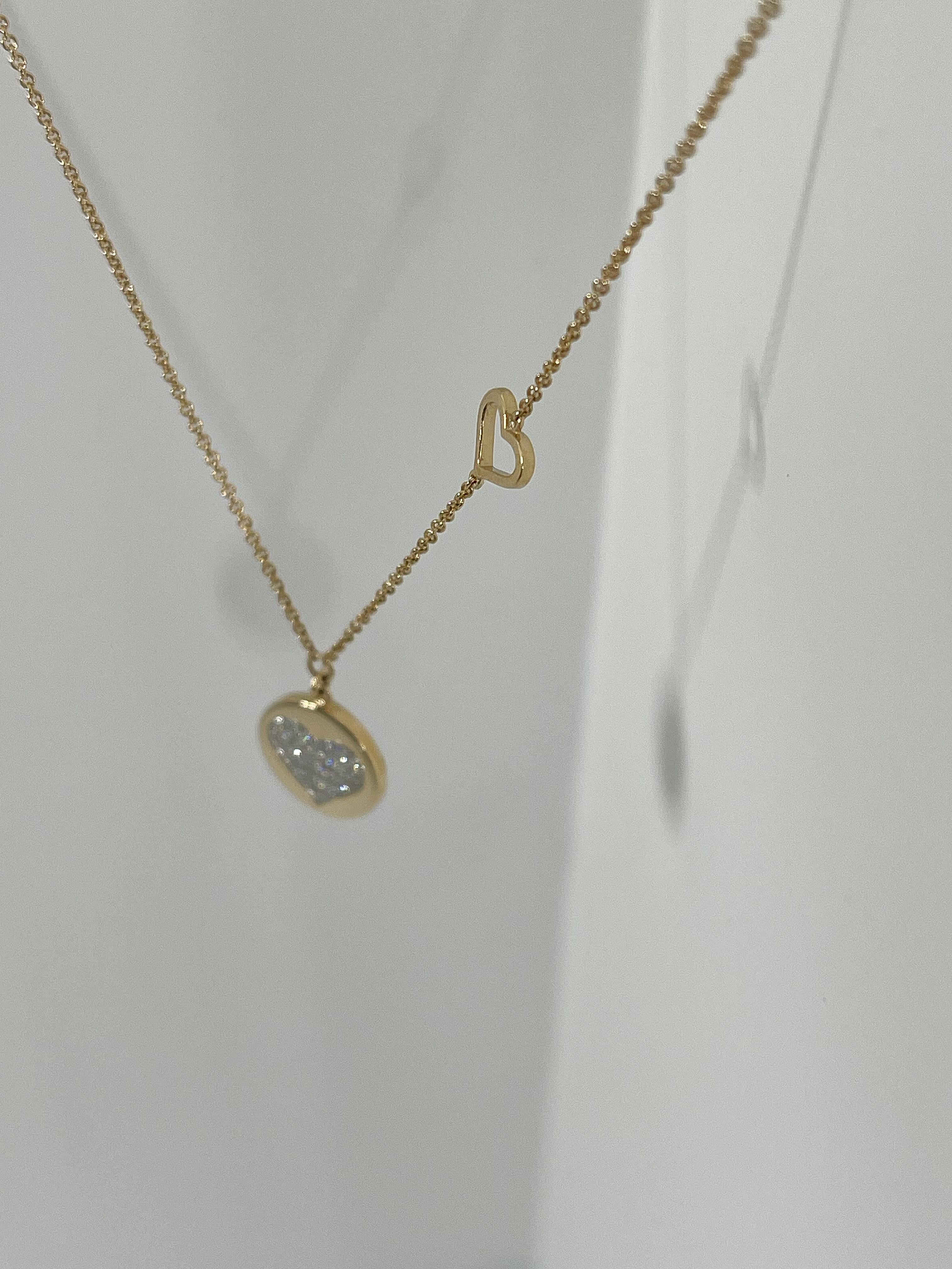 Zeghani 14K Yellow Gold .10 CTW Diamond Heart Disc Necklace In Excellent Condition For Sale In Stuart, FL