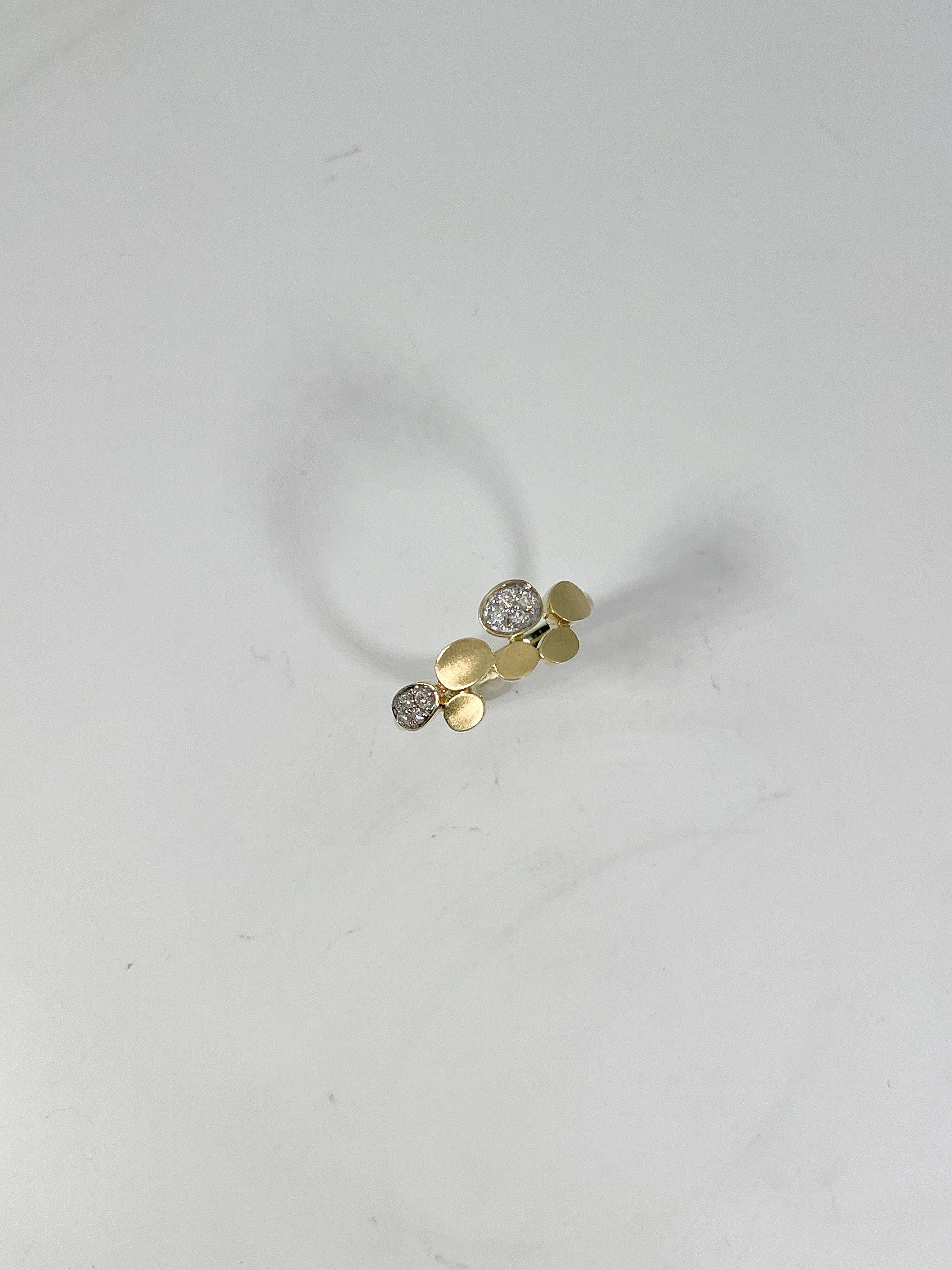 Zeghani Bague circulaire en or jaune 14k avec diamant .12 CTW. Les diamants de cette bague sont ronds, la largeur est de 8,6 mm, la taille de la bague est de 6 1/2, et son poids est de 3,06 grammes.