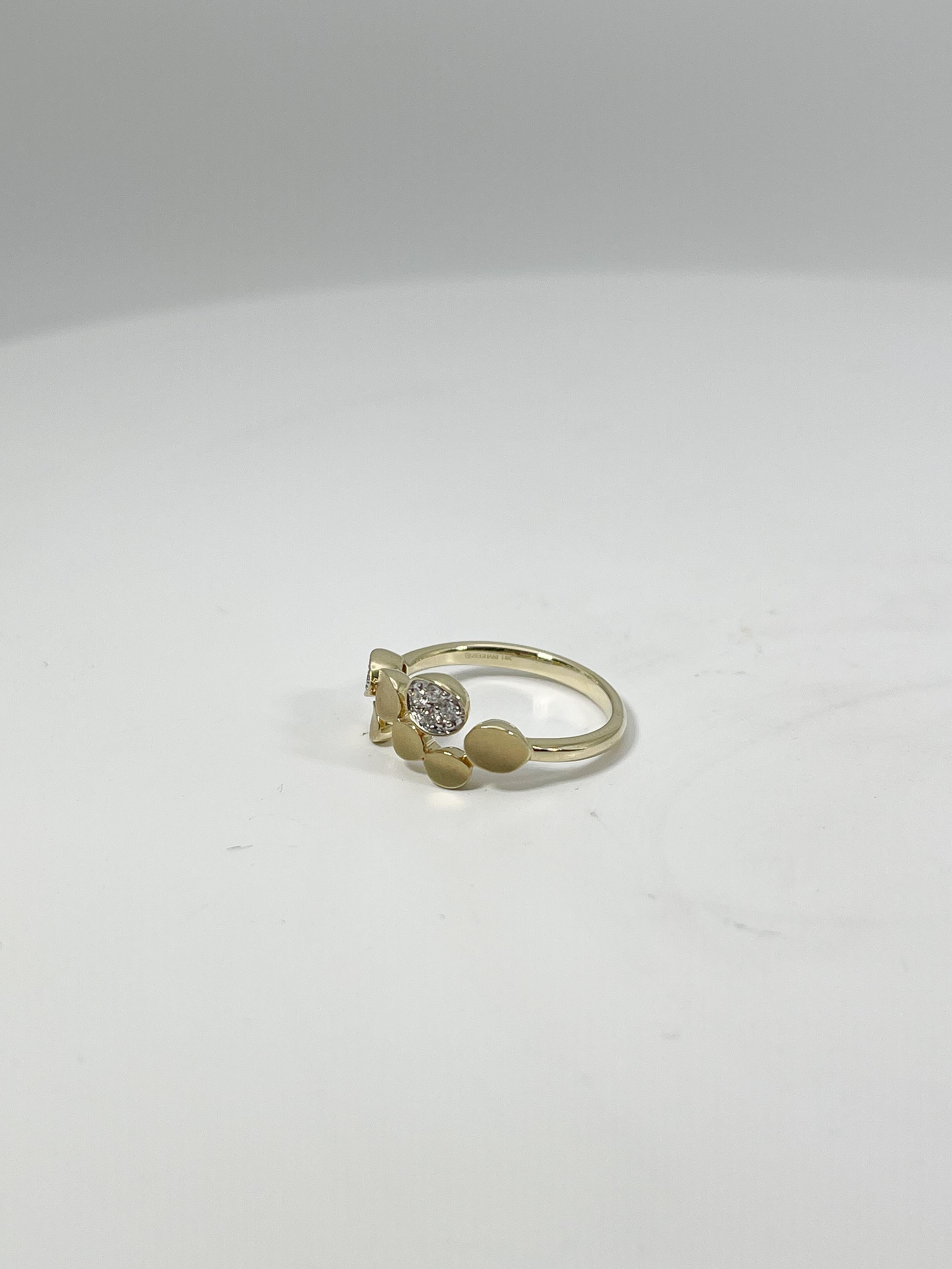 Zeghani 14K Yellow Gold .12 CTW Diamond Circle Ring In Excellent Condition For Sale In Stuart, FL