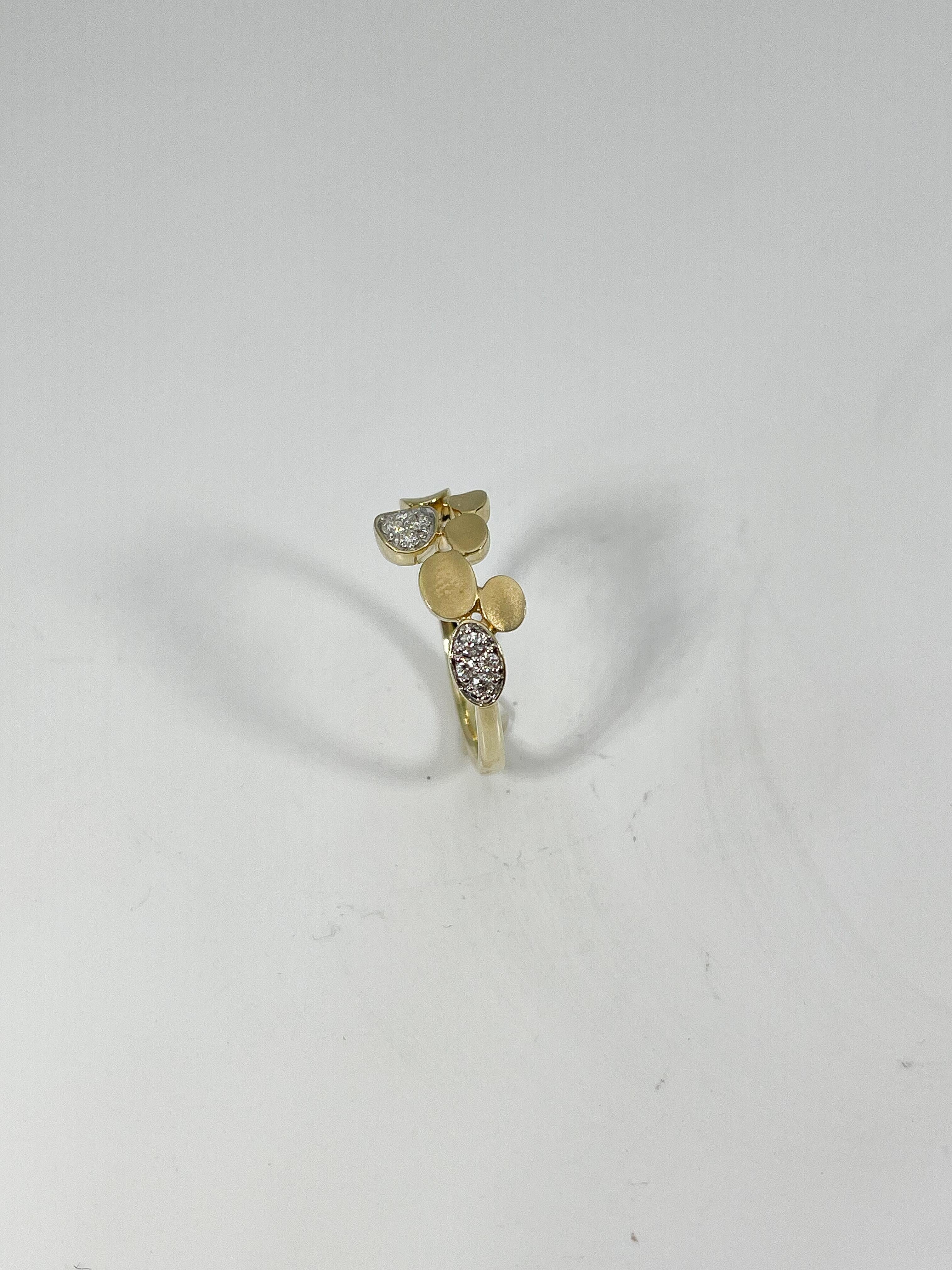 Women's Zeghani 14K Yellow Gold .12 CTW Diamond Circle Ring For Sale