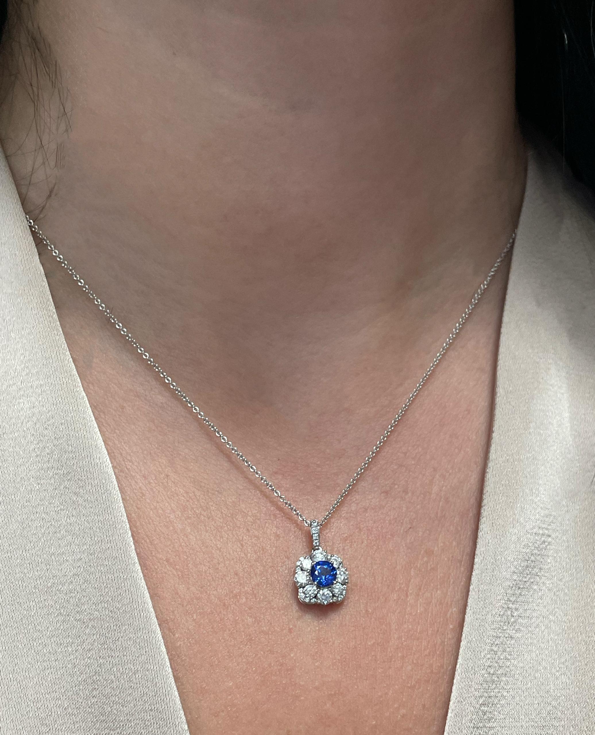 Zeghani ZP901 Collana in oro bianco 14k con zaffiro blu rotondo e diamanti In condizioni Nuovo in vendita a Old Tappan, NJ