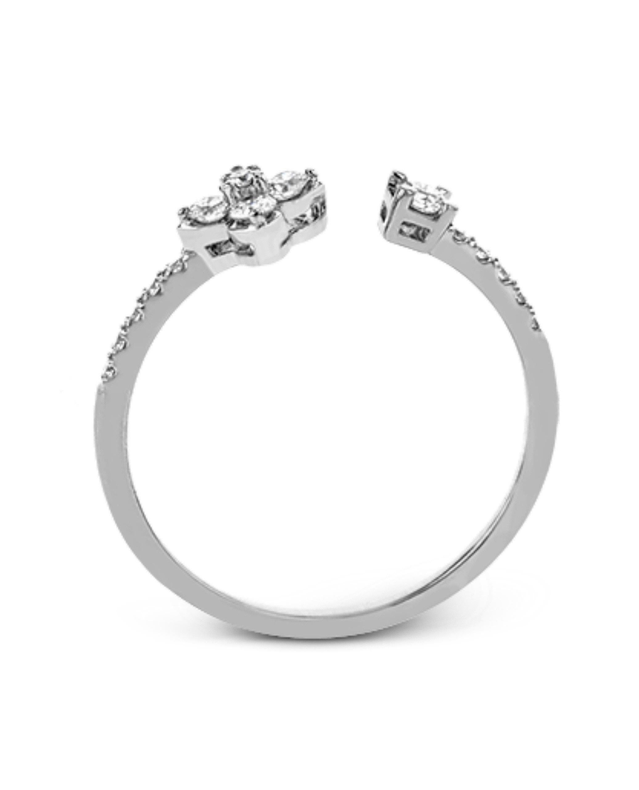 Anello a fiore in oro bianco Zeghani 14K con 16 diamanti rotondi da 0,24 carati.

La misura delle dita è 6.5, ma può essere aumentata o diminuita fino a 2 taglie.