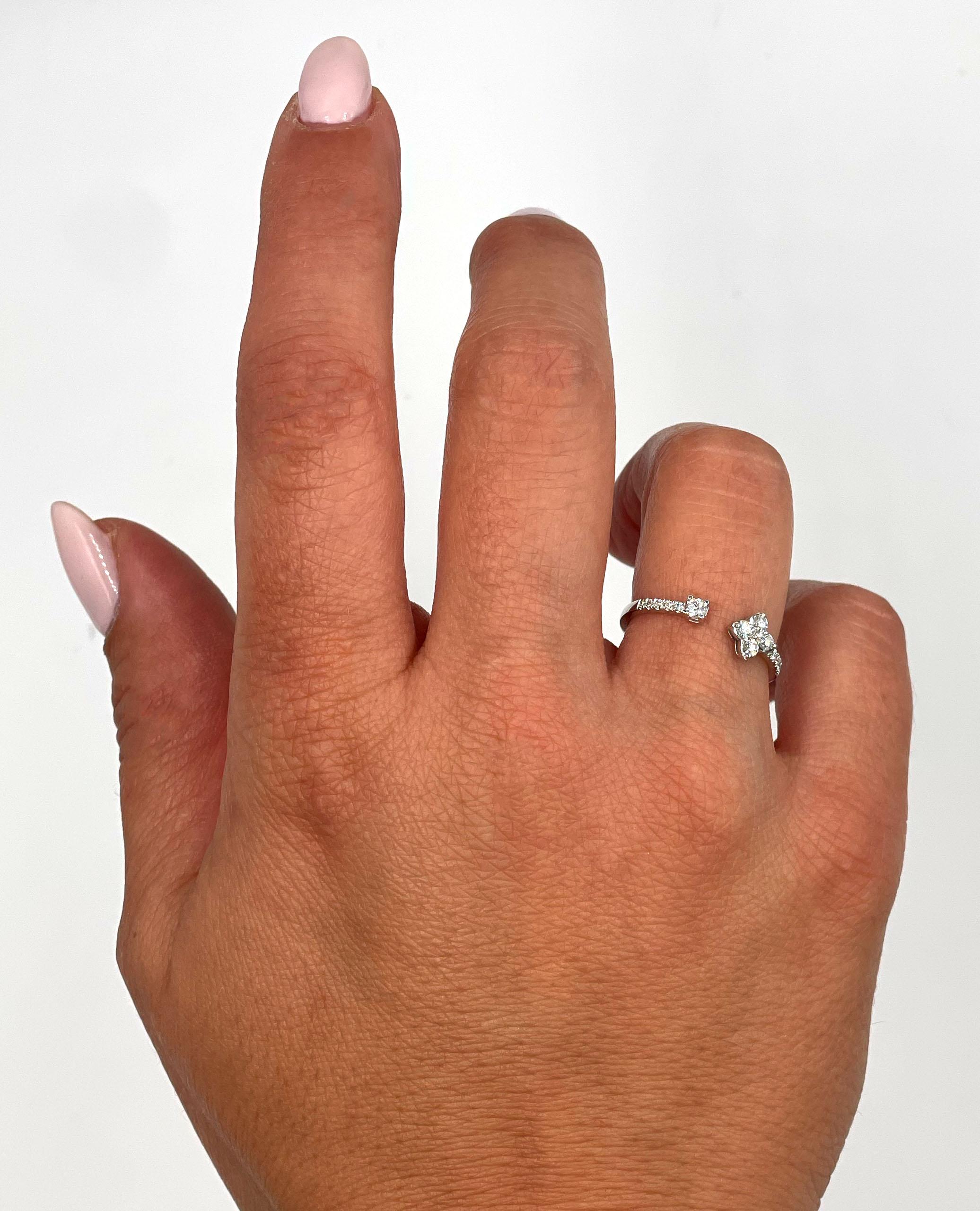 Donna Zeghani ZR1866 Anello con fiore di diamante in oro bianco 14K 0,24 carati in vendita