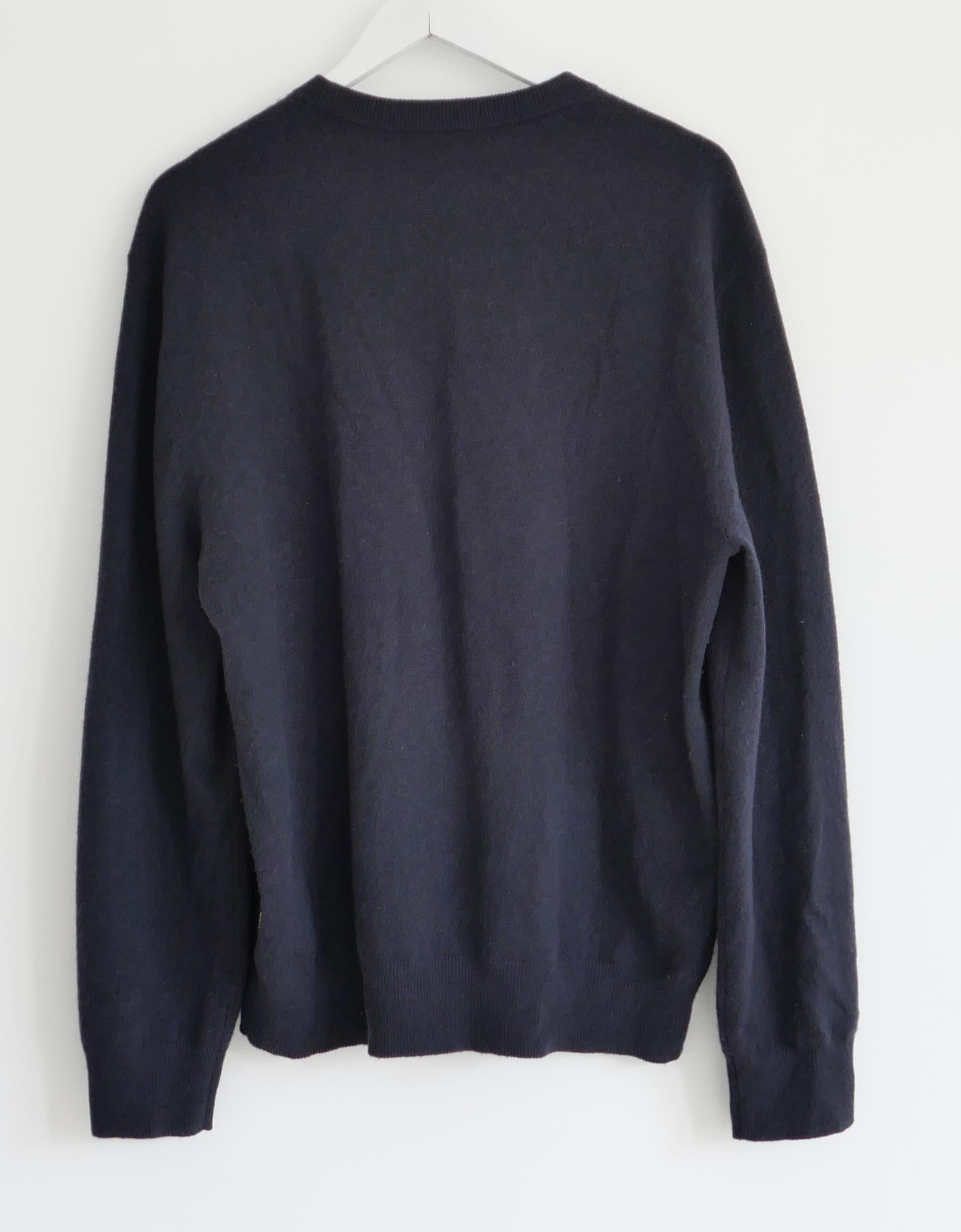 Maglione super lussuoso in cashmere blu di Zegna. Comprato per 1200 sterline e indossato una manciata di volte, è stato lavato a secco di recente. Realizzato in morbidissimo cashmere con il 12% di poliammide, presenta una piccola etichetta Zegna sul