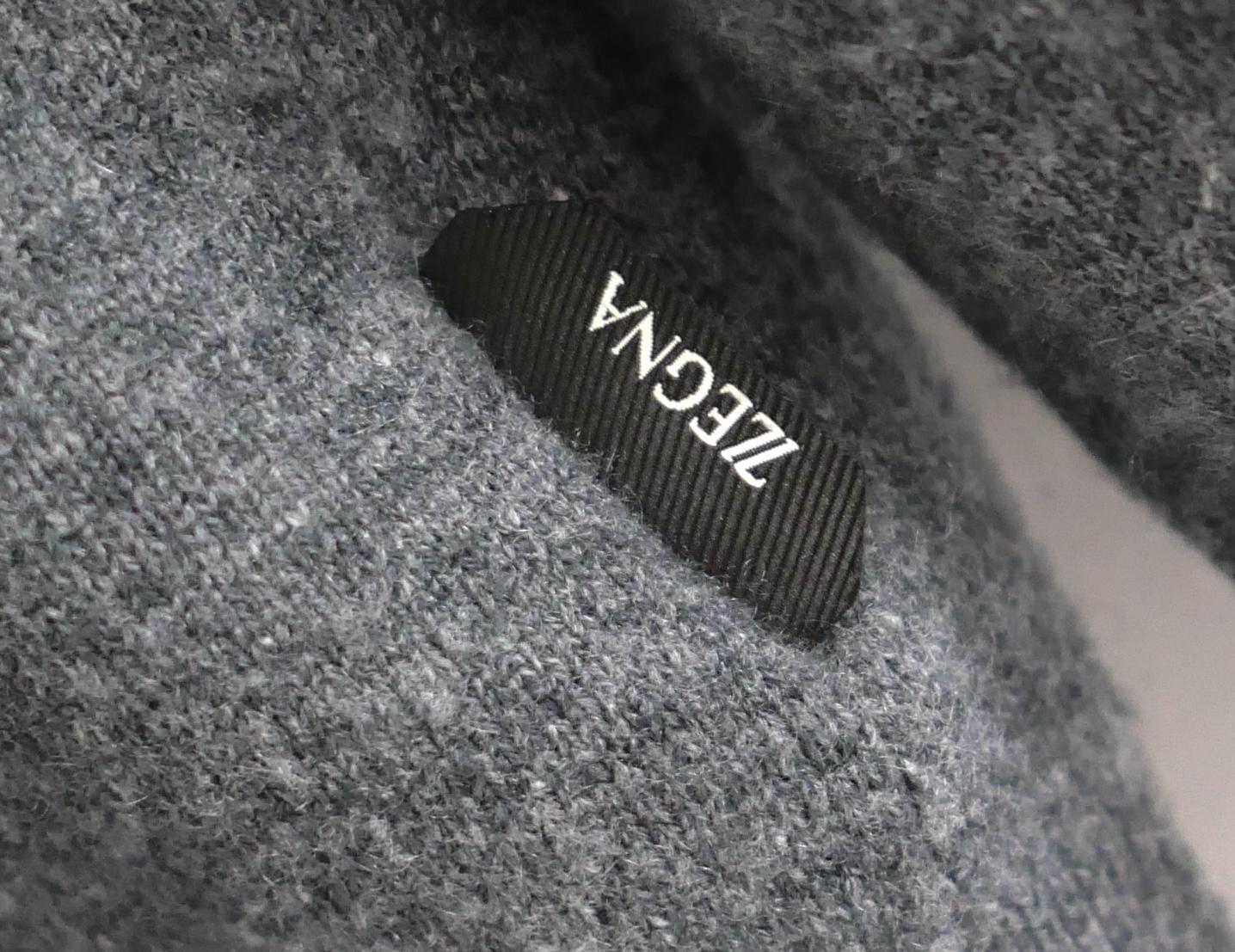 Pull en cachemire gris Zegna super luxueux. Acheté pour 1200 £, il a été porté moins d'une poignée de fois et a été nettoyé à sec. Confectionné en cachemire gris moyen très doux avec 12% de polyamide, il est orné d'une petite étiquette Zegna sur le