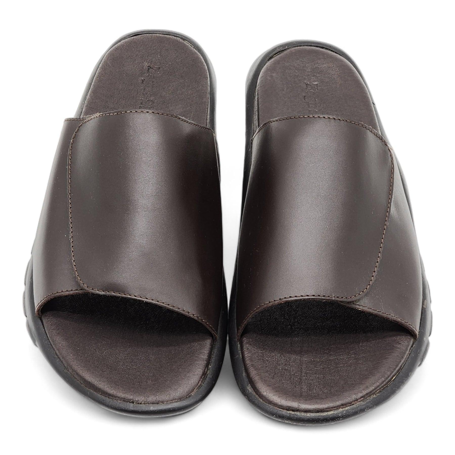 Zegna Slides mit Leder in Brown

Zusätzliche Informationen:
MATERIAL: Obermaterial Kalbsleder, Sohlen aus Gummi
Farbe: Braun 
Größe: 11 UK (12 US)
Land: Italien
Zustand: Brandneu mit Box. Kleine Schrammen von der Lagerung.